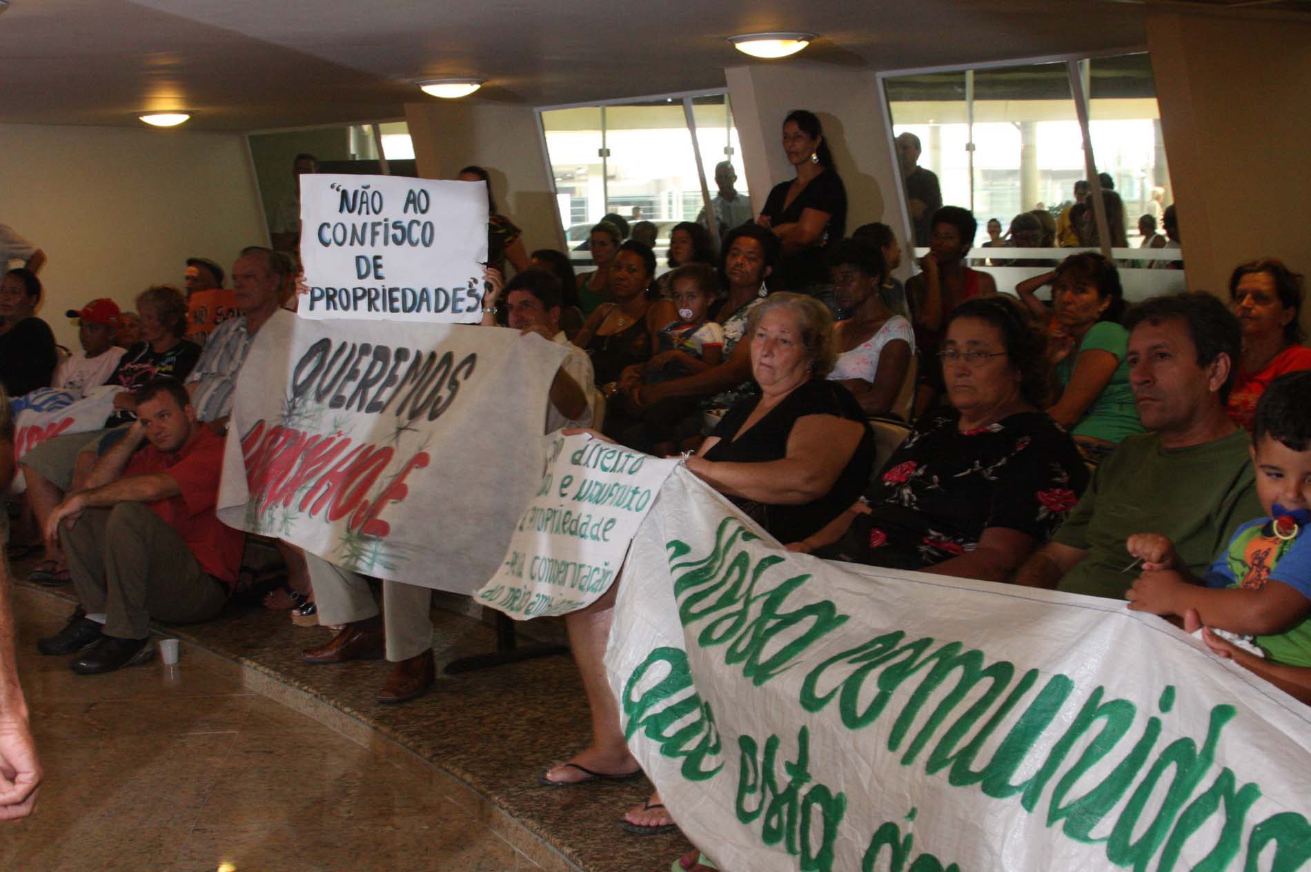 Manifestantes na Assembléia Legislativa