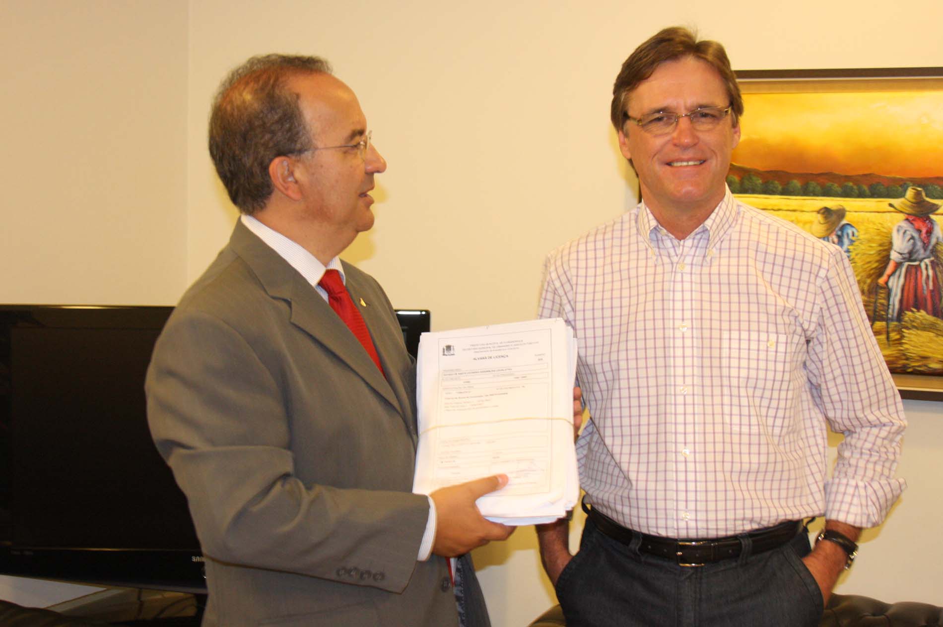 Entrega do alvará pelo prefeito Dário Berger