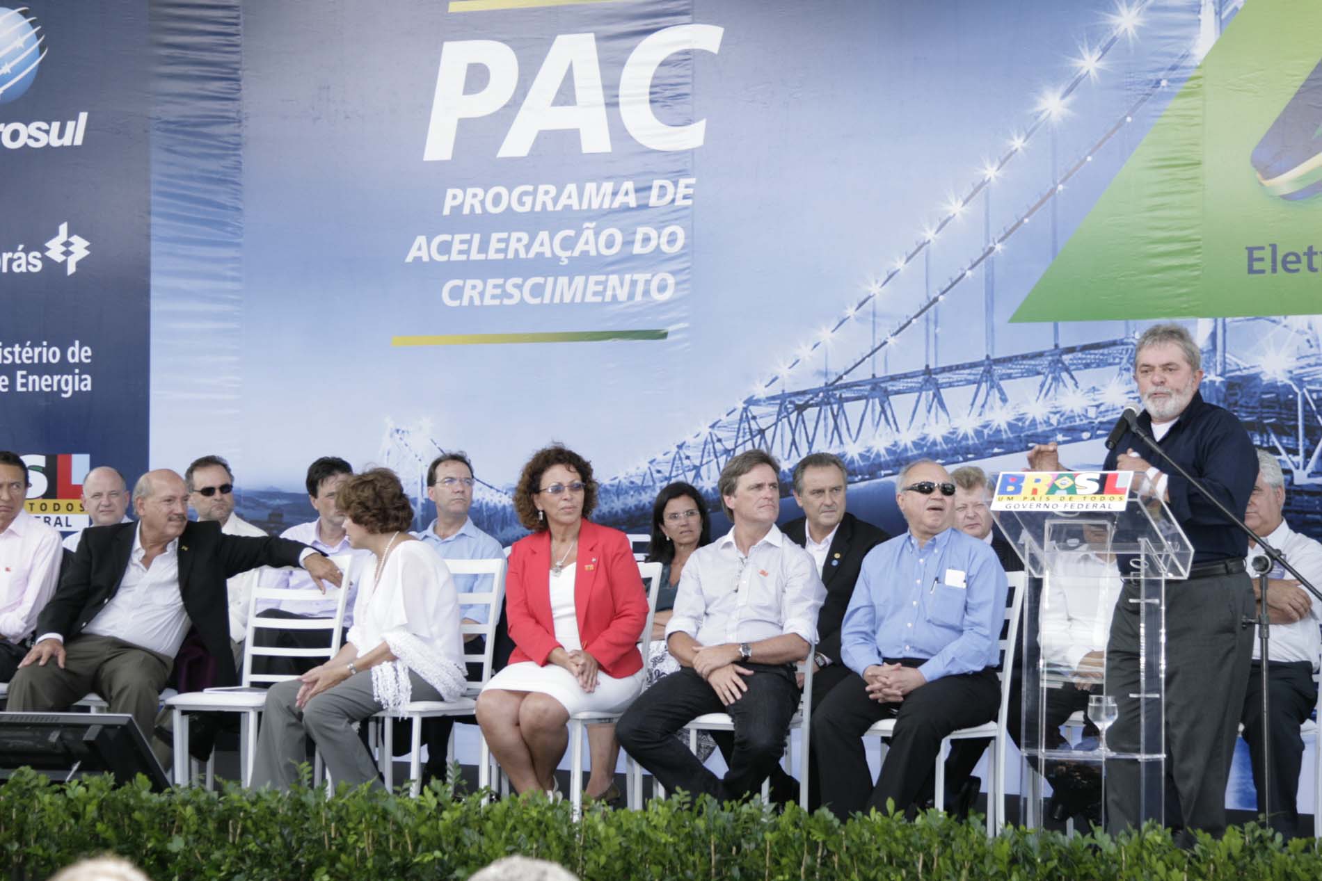 Lula inaugura sistema de energia elétrica em SC