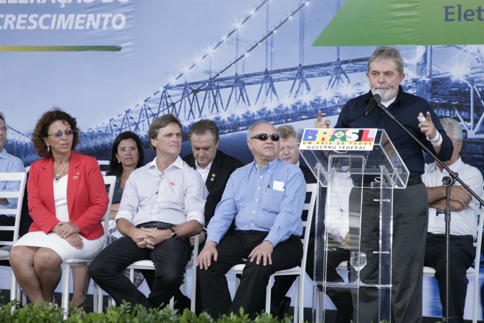Lula inaugura sistema de energia elétrica em SC