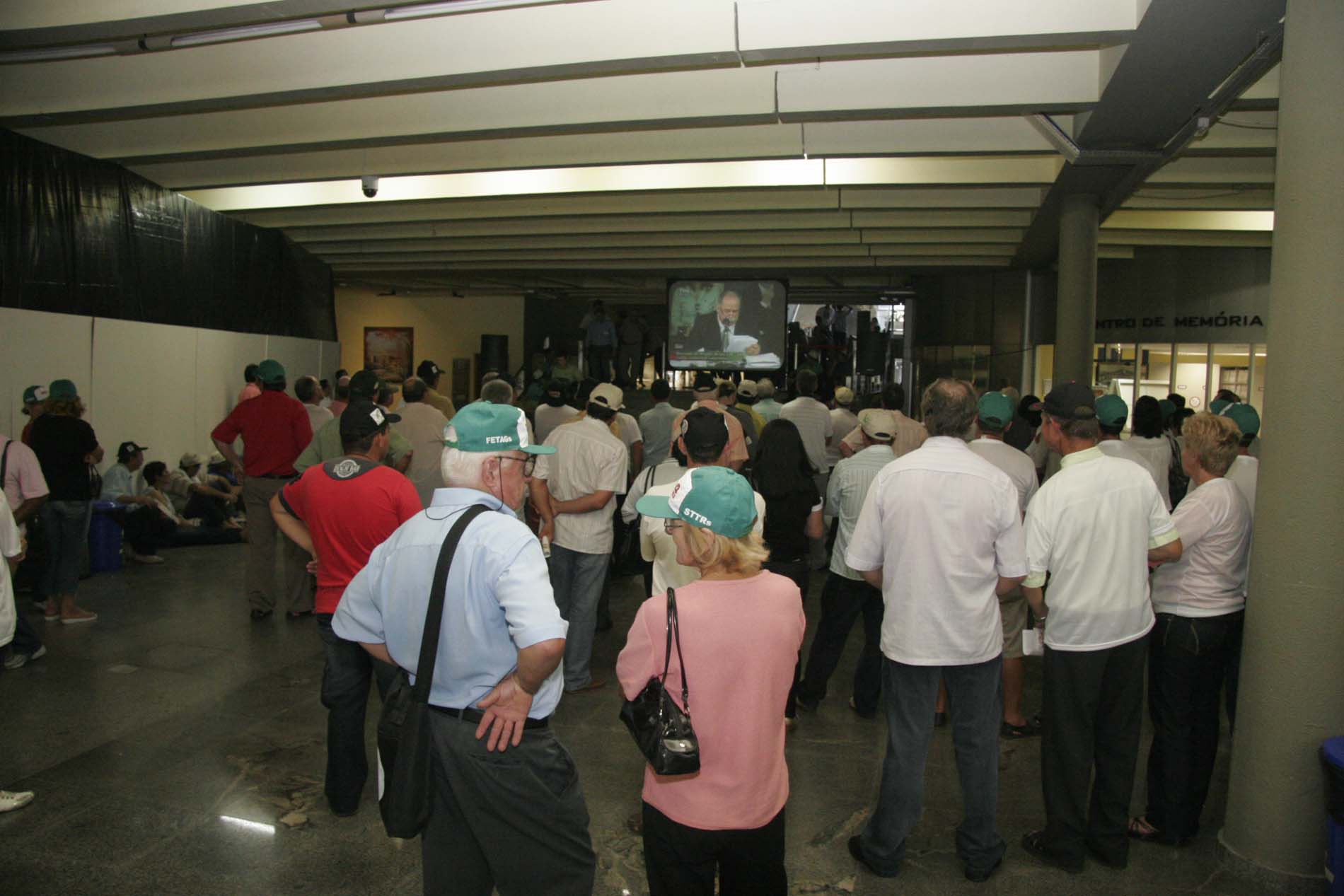 Agricultores acompanham a votação Código Ambiental - Hall da ALESC