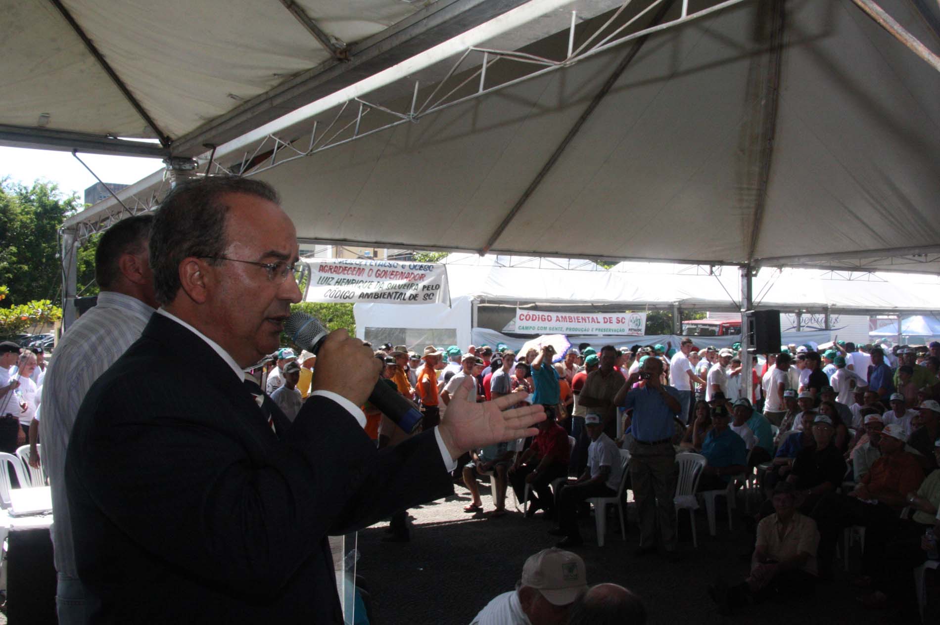 Presidente da ALESC fala aos manifestantes