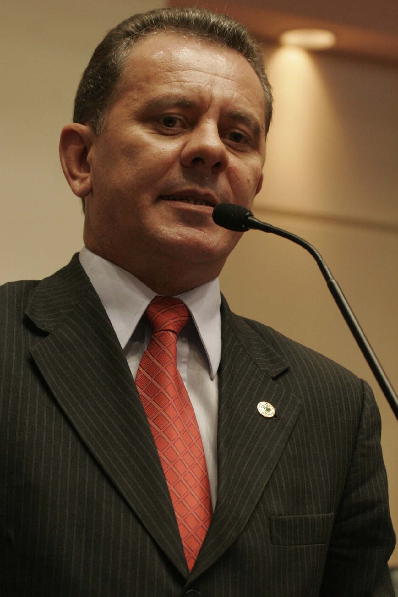 Dos Gabinetes – Ponticelli mostra, na Assembleia, imagens de alunos que assistem às aulas com velas