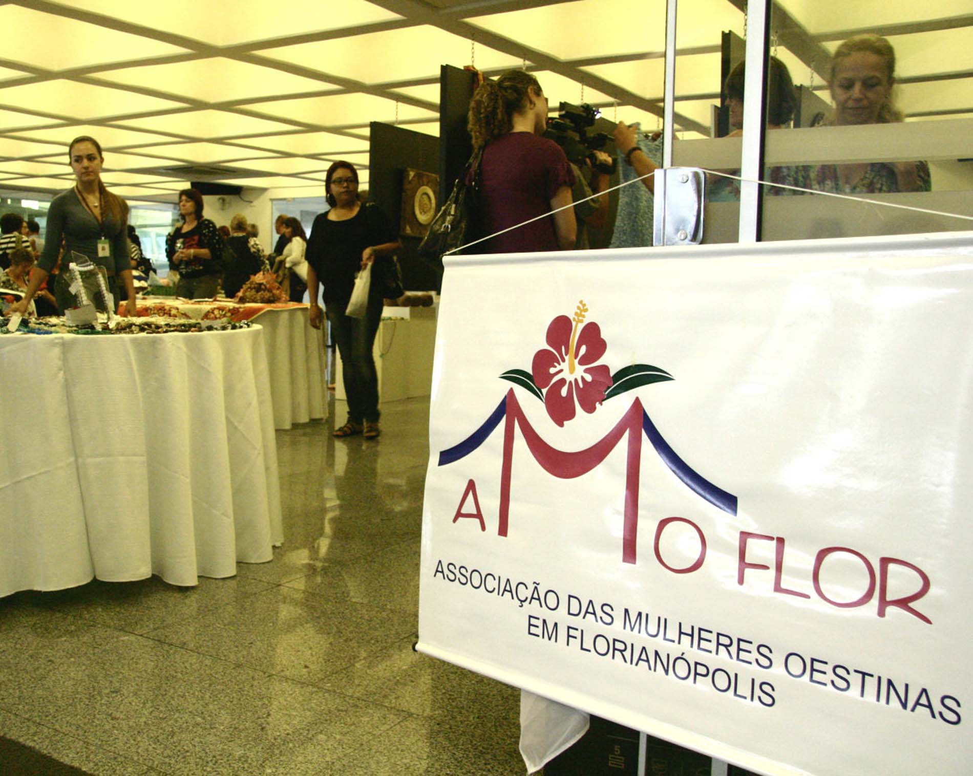 Exposição da Associação das Mulheres Oestinas em Florianópolis – AMOFLOR.