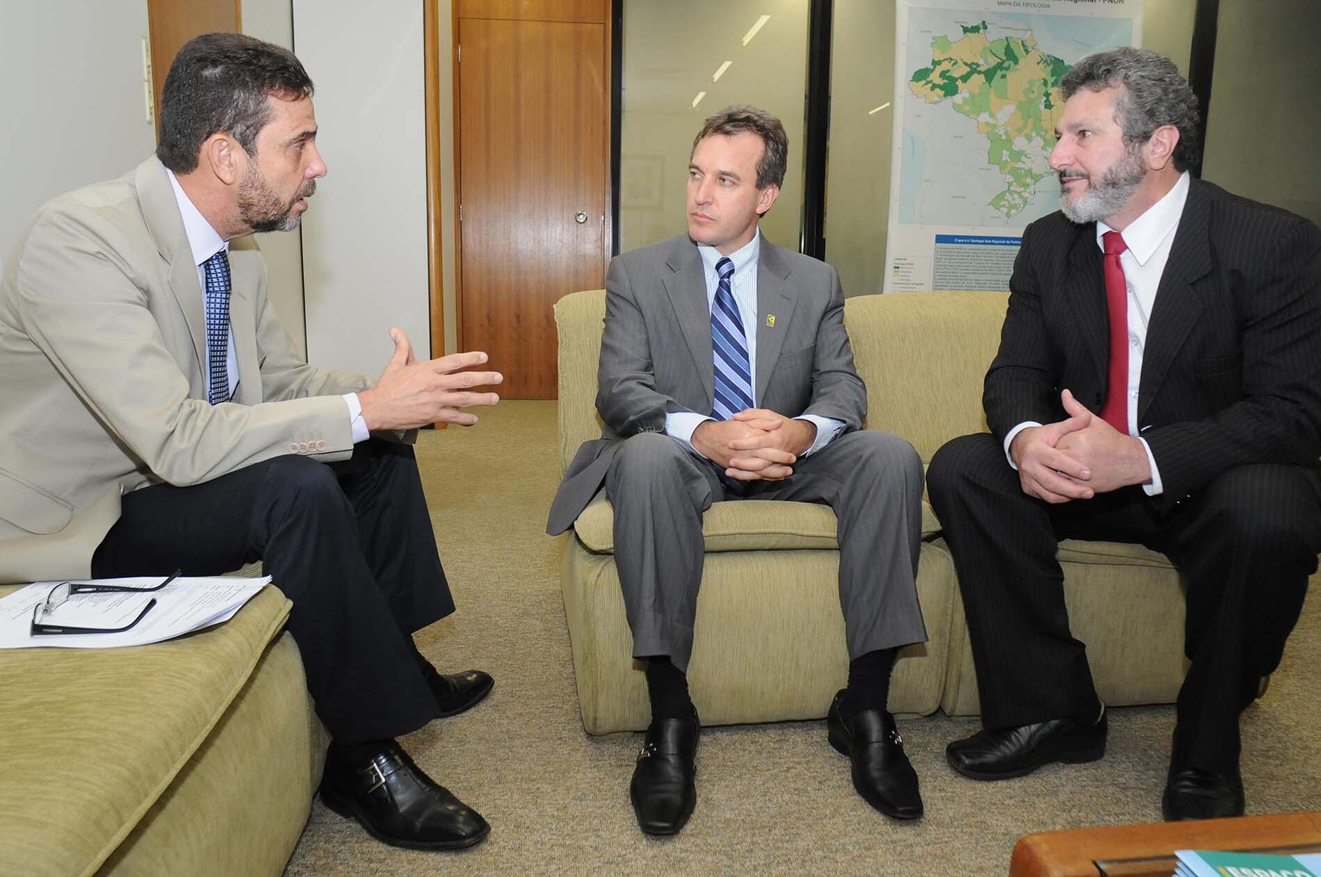 Dos Gabinetes – Padre Pedro denuncia lentidão na homologação de decretos de emergência