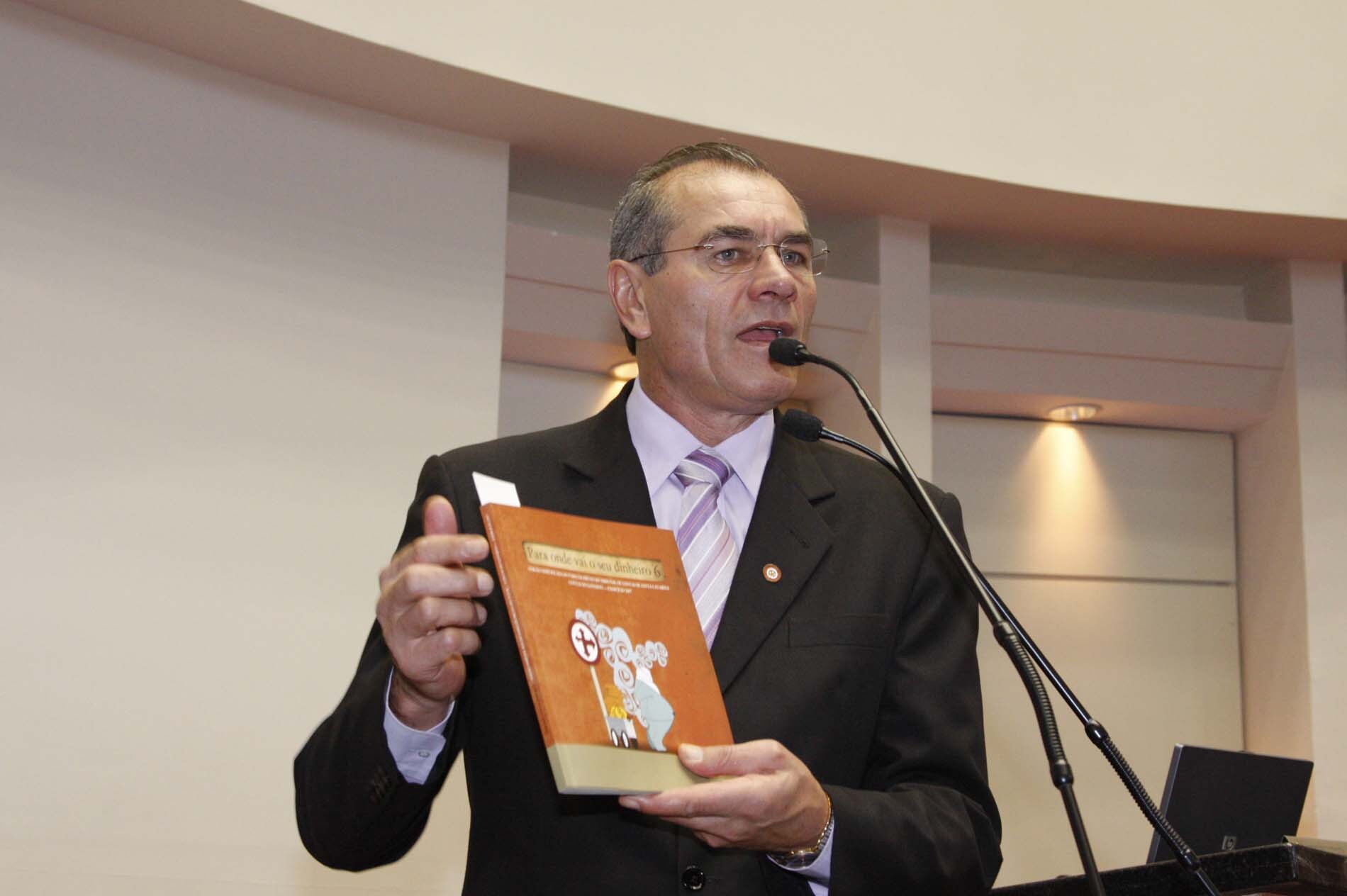 Dos Gabinetes – Fundos estaduais: Silvio questiona prioridades na aplicação de recursos