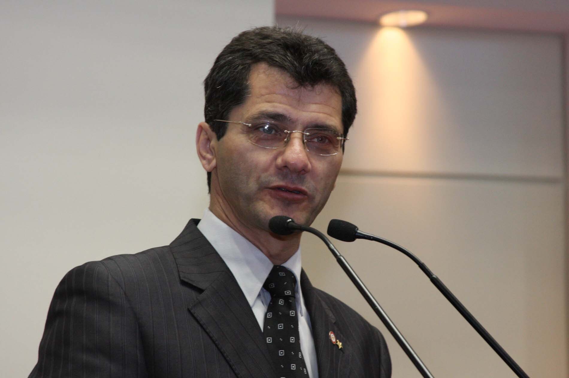 Dos Gabinetes – Emir Sader debate e lança novo livro em Santa Catarina