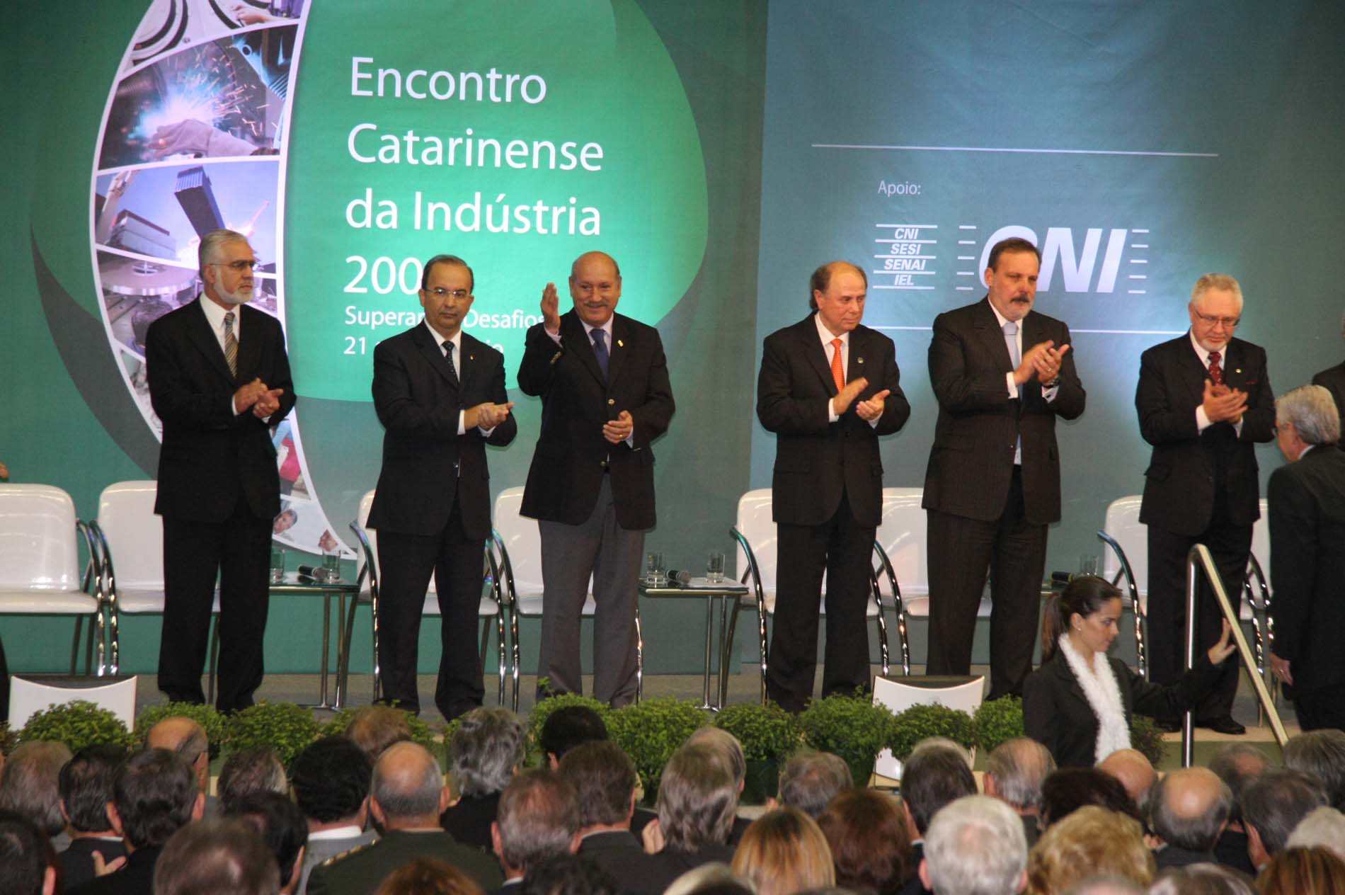 Assembleia prestigia condecoração de empresários catarinenses