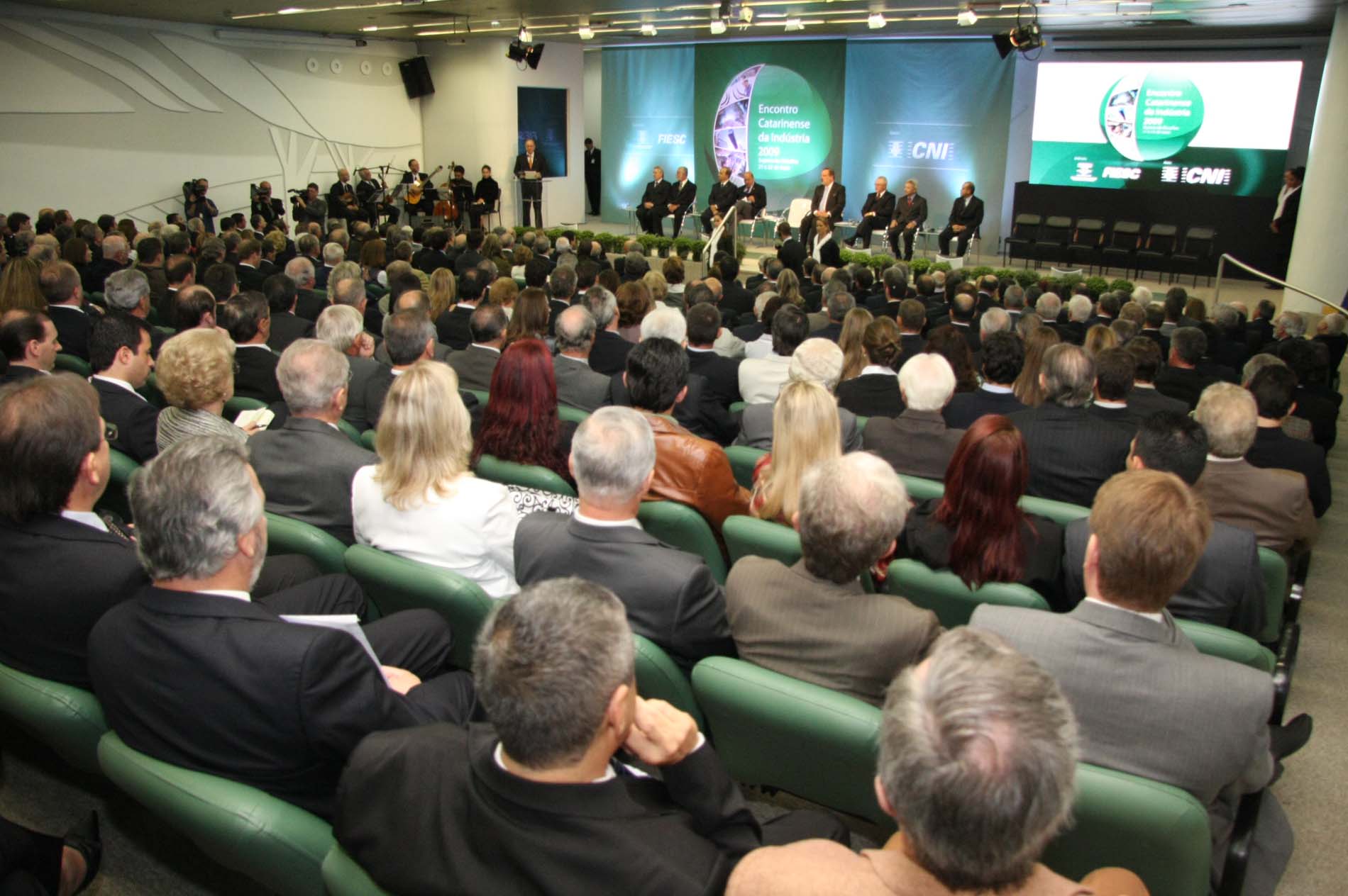 Assembleia prestigia condecoração de empresários catarinenses