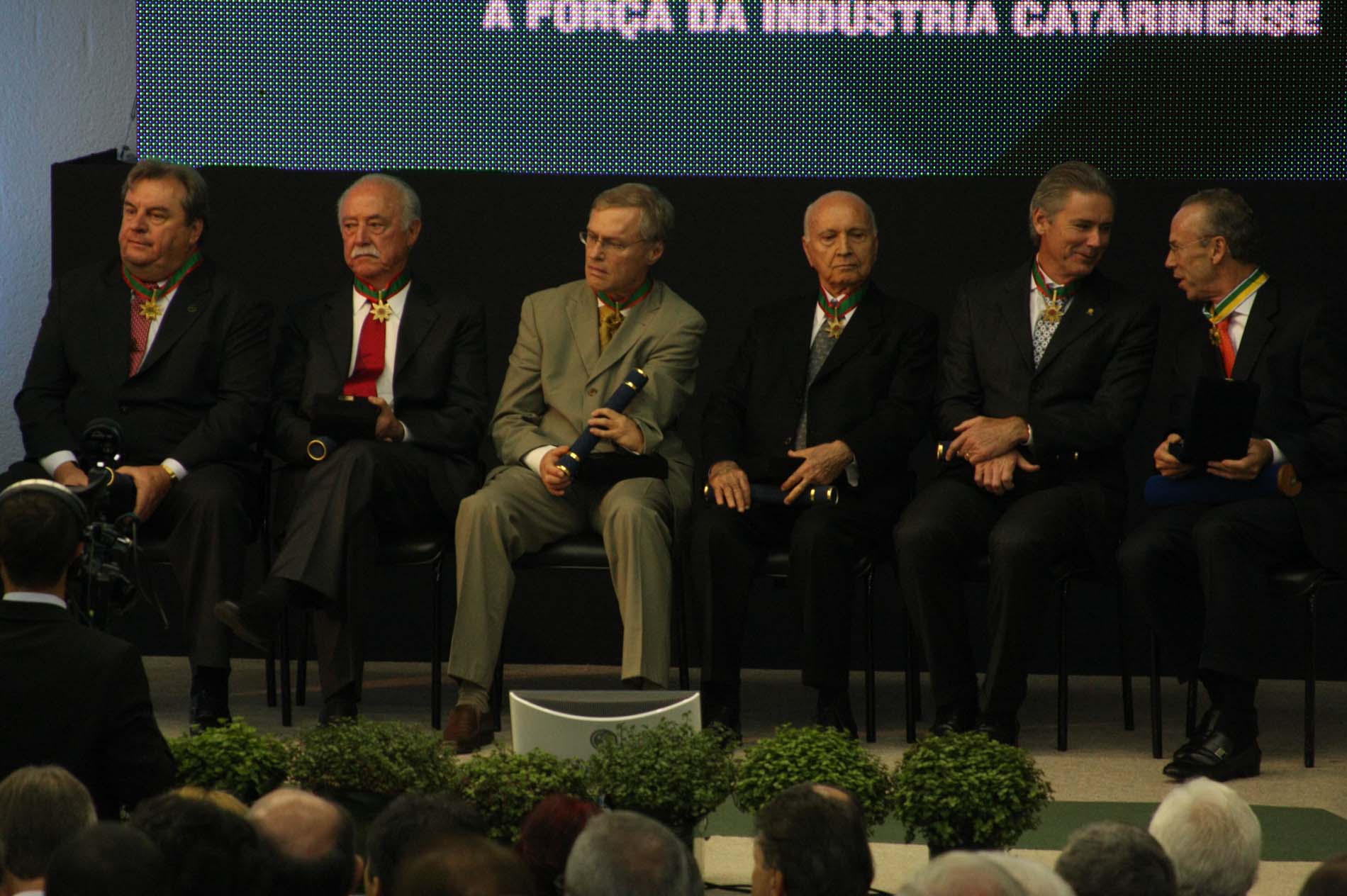 Assembleia prestigia condecoração de empresários catarinenses