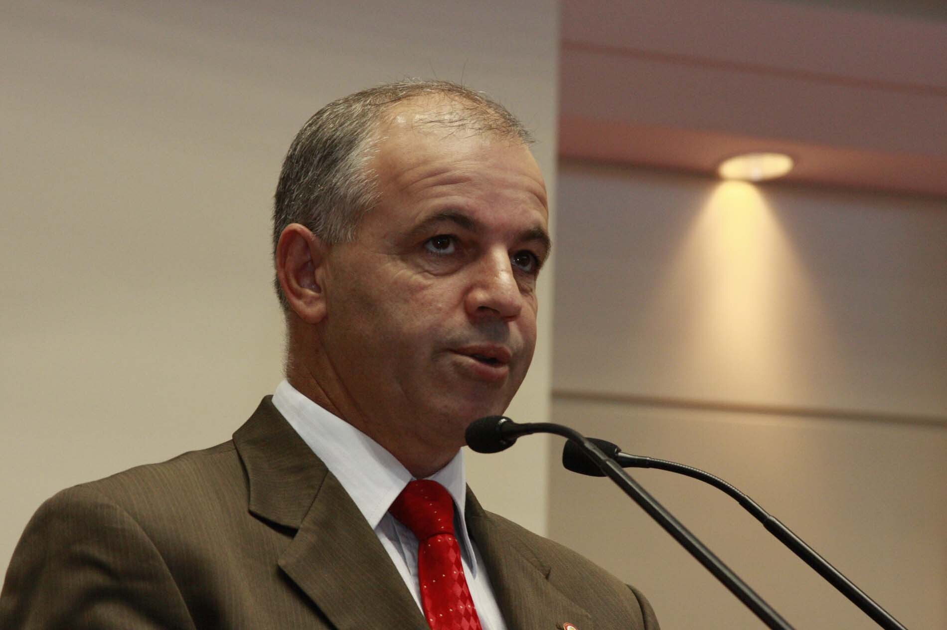 Dos Gabinetes – “Estou sentindo um grande cheiro de cavalo de tróia”, disse Soares
