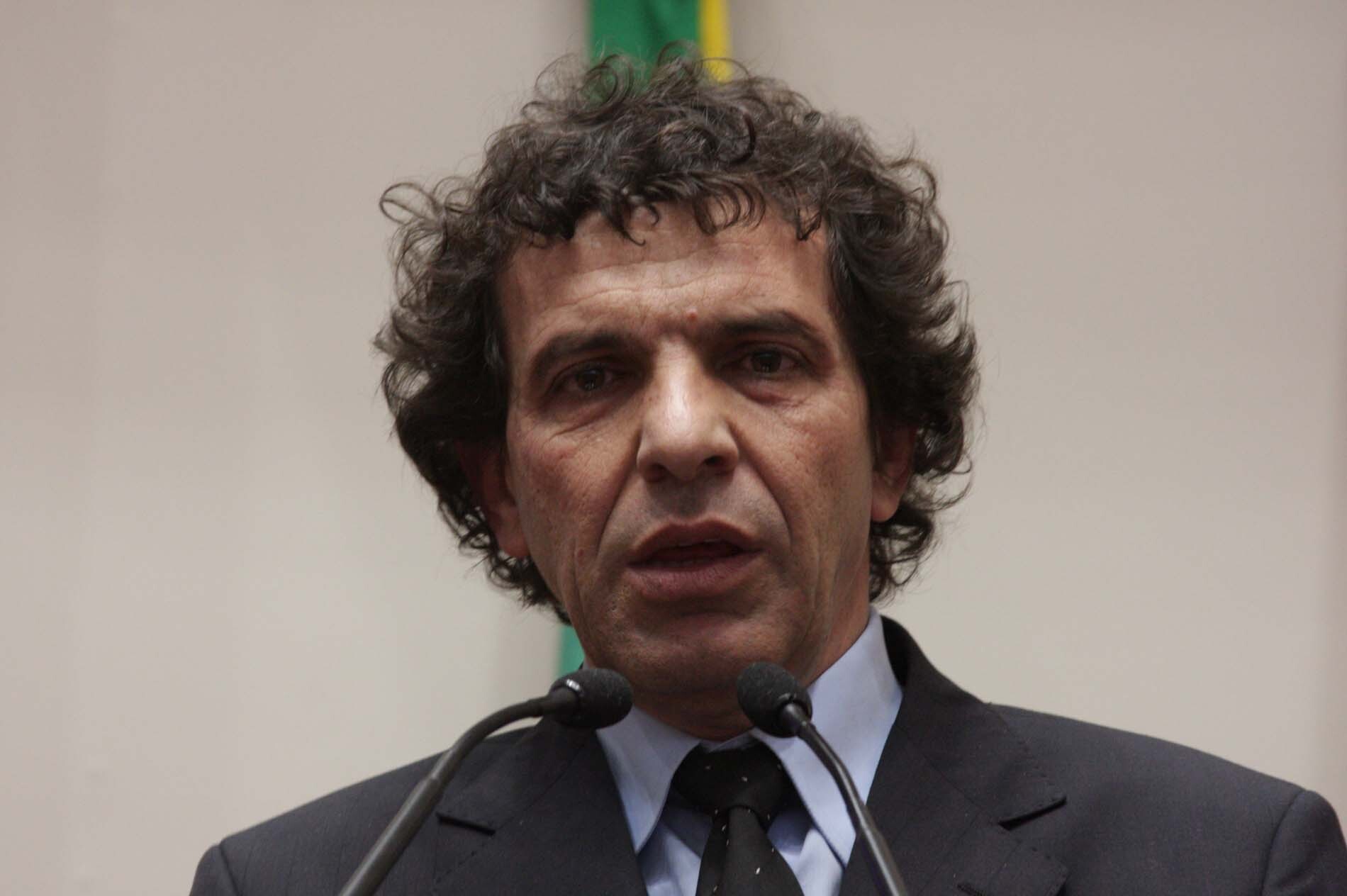 Dos Gabinetes – Serafim protocola moções em favor do diploma de jornalista