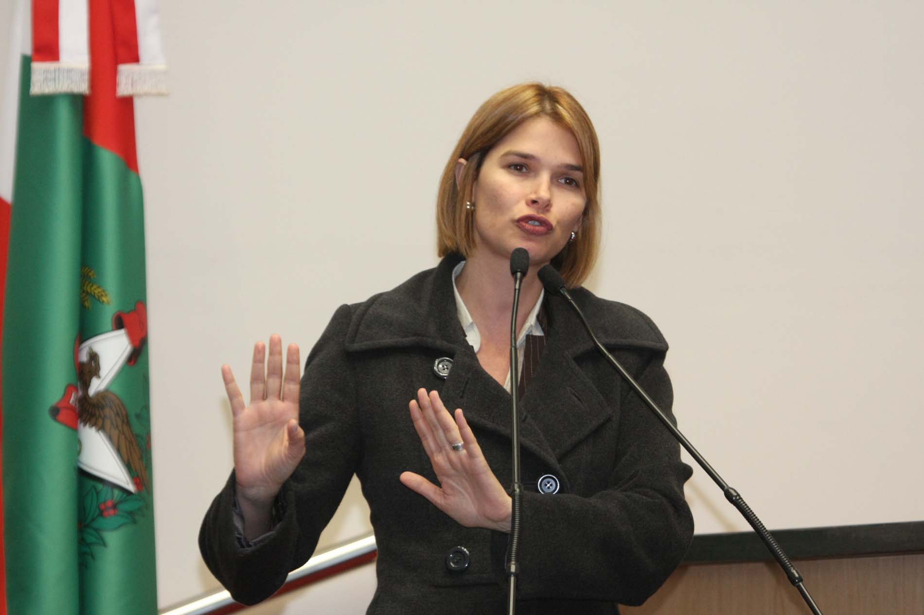 Deputada Angela Albino (PCdoB)