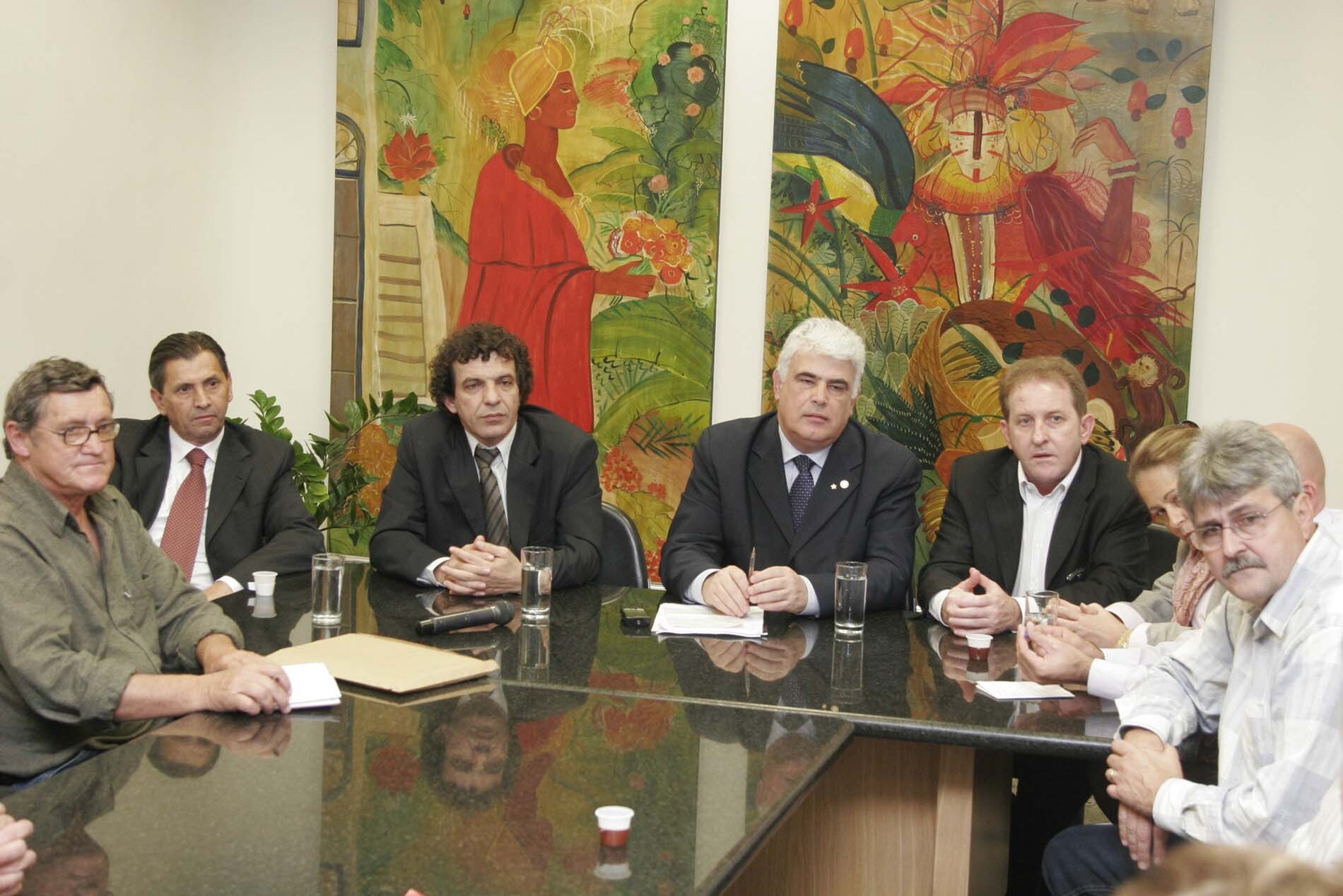 Dos Gabinetes – José Paulo Serafim recebe comitiva de Içara na Assembleia