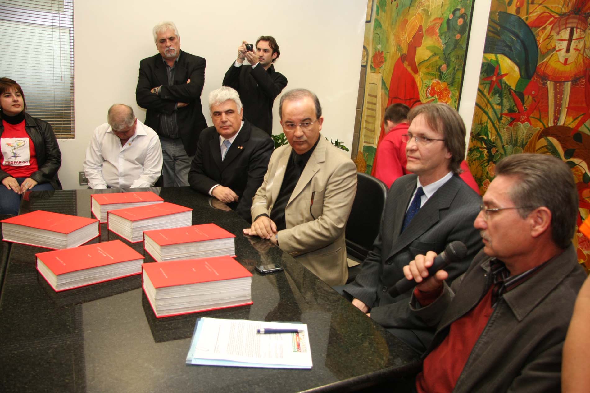 Presidente da Assembleia recebe abaixo-assinado