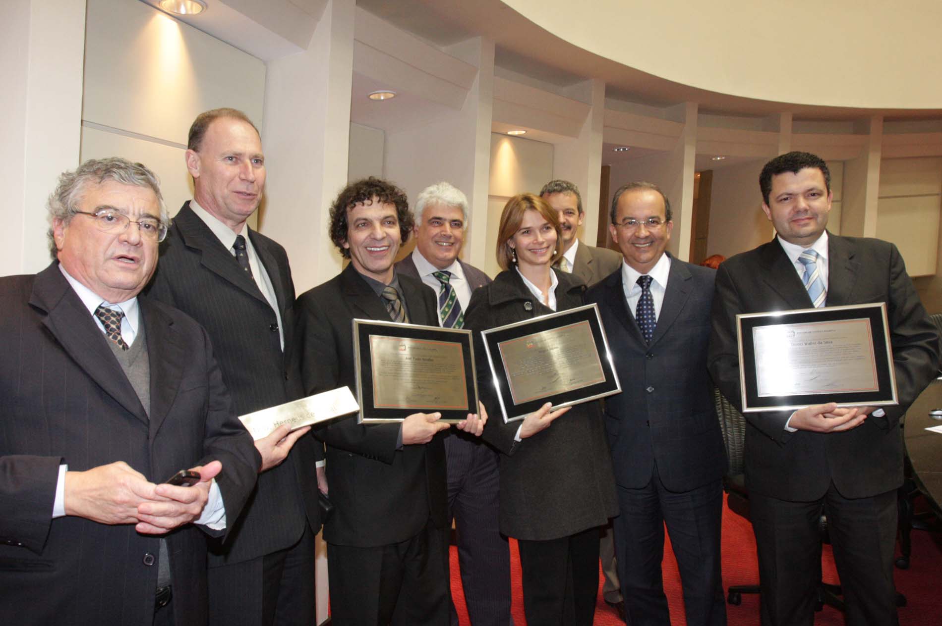 Deputados recebem placa de homenagem