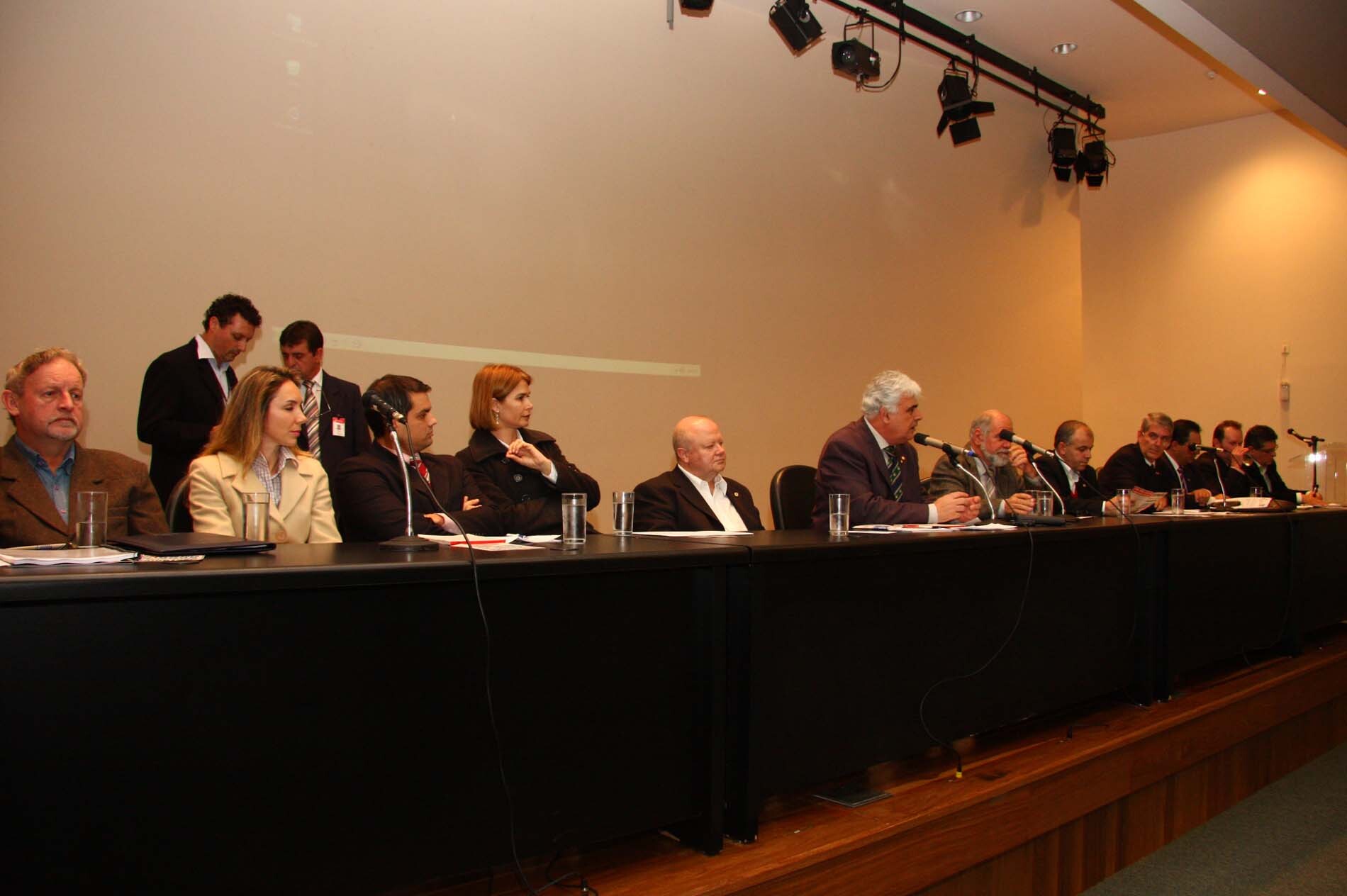 Dos Gabinetes – Audiência pública debate instalação de fosfateira em Anitápolis