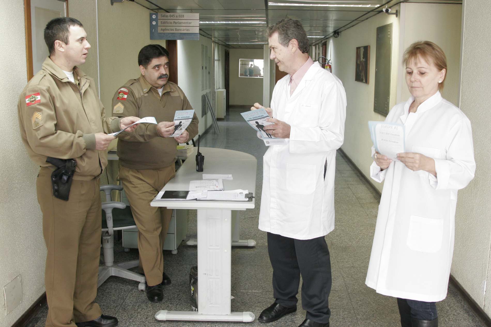 Distribuição de material sobre a campanha de prevenção contra a Gripe A