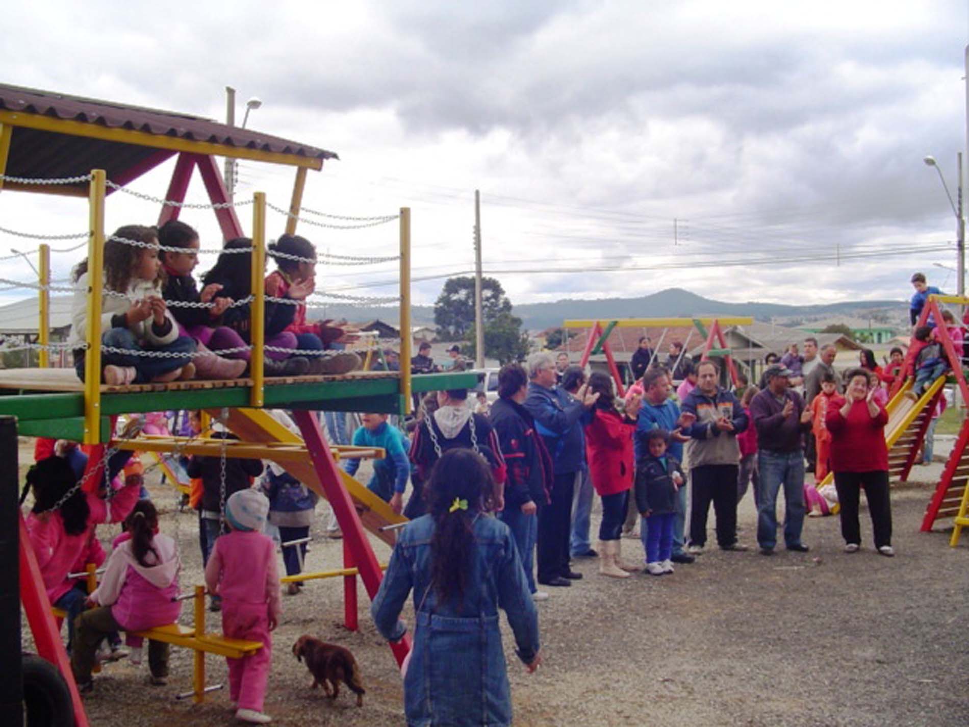 Potreiros e Vila Mariza ganham parques infantis