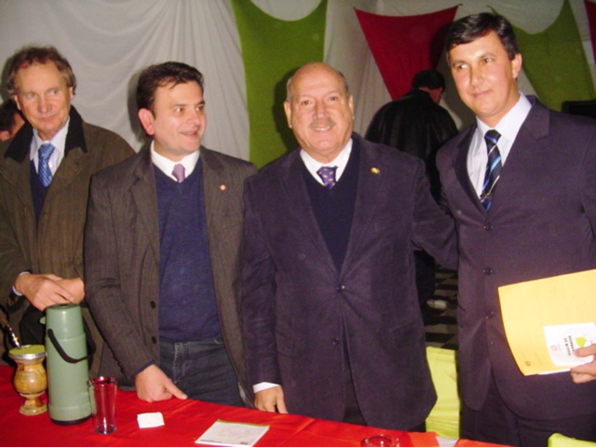 Dos Gabinetes – Líder do governo prestigia homenagem a governador