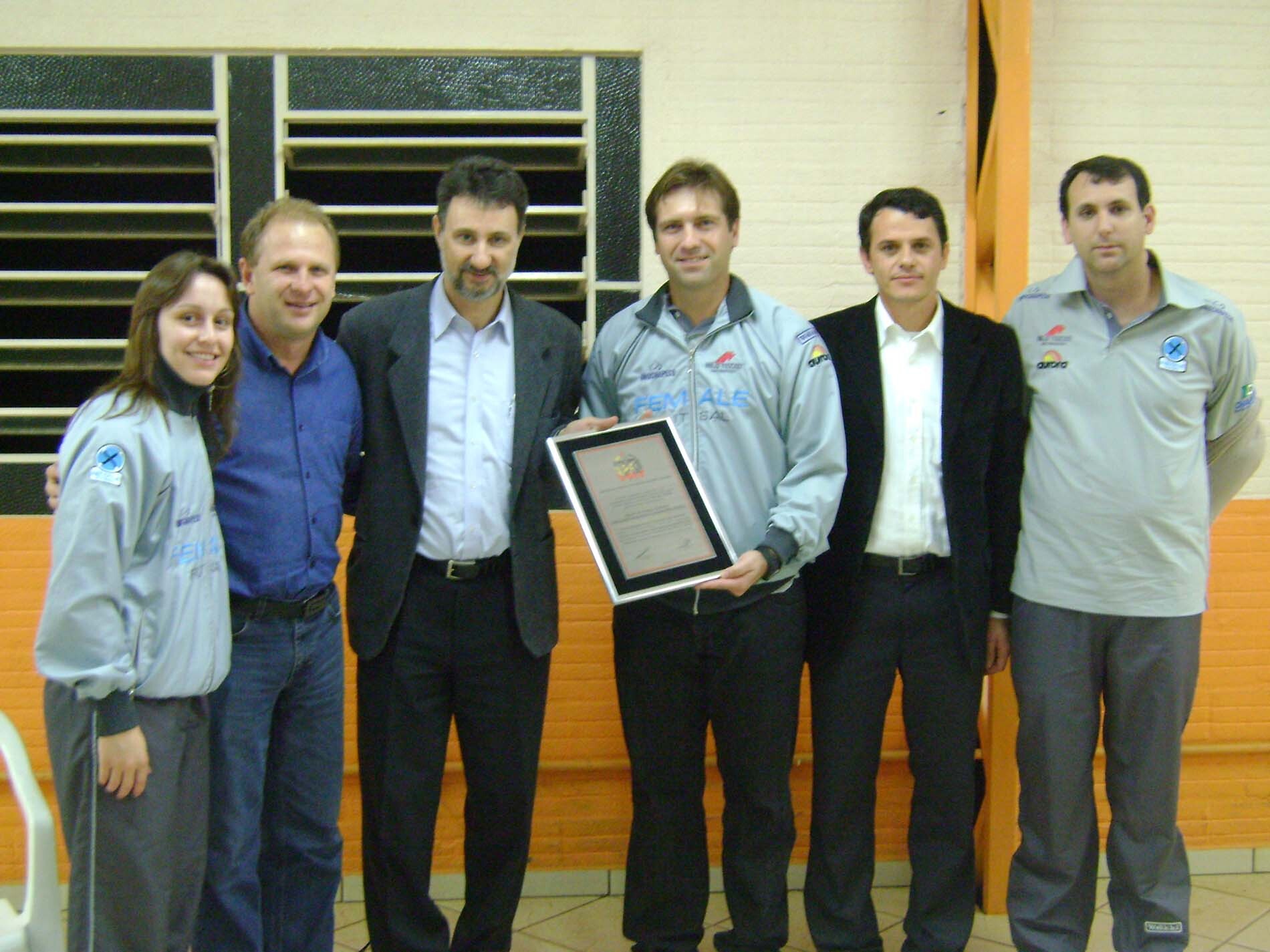 Dos Gabinetes – Merísio entrega placa de homenagem ao futsal feminino campeão do mundo