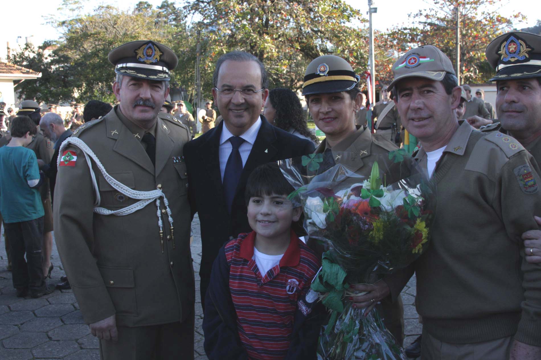 Presidente Jorginho Mello com policiais