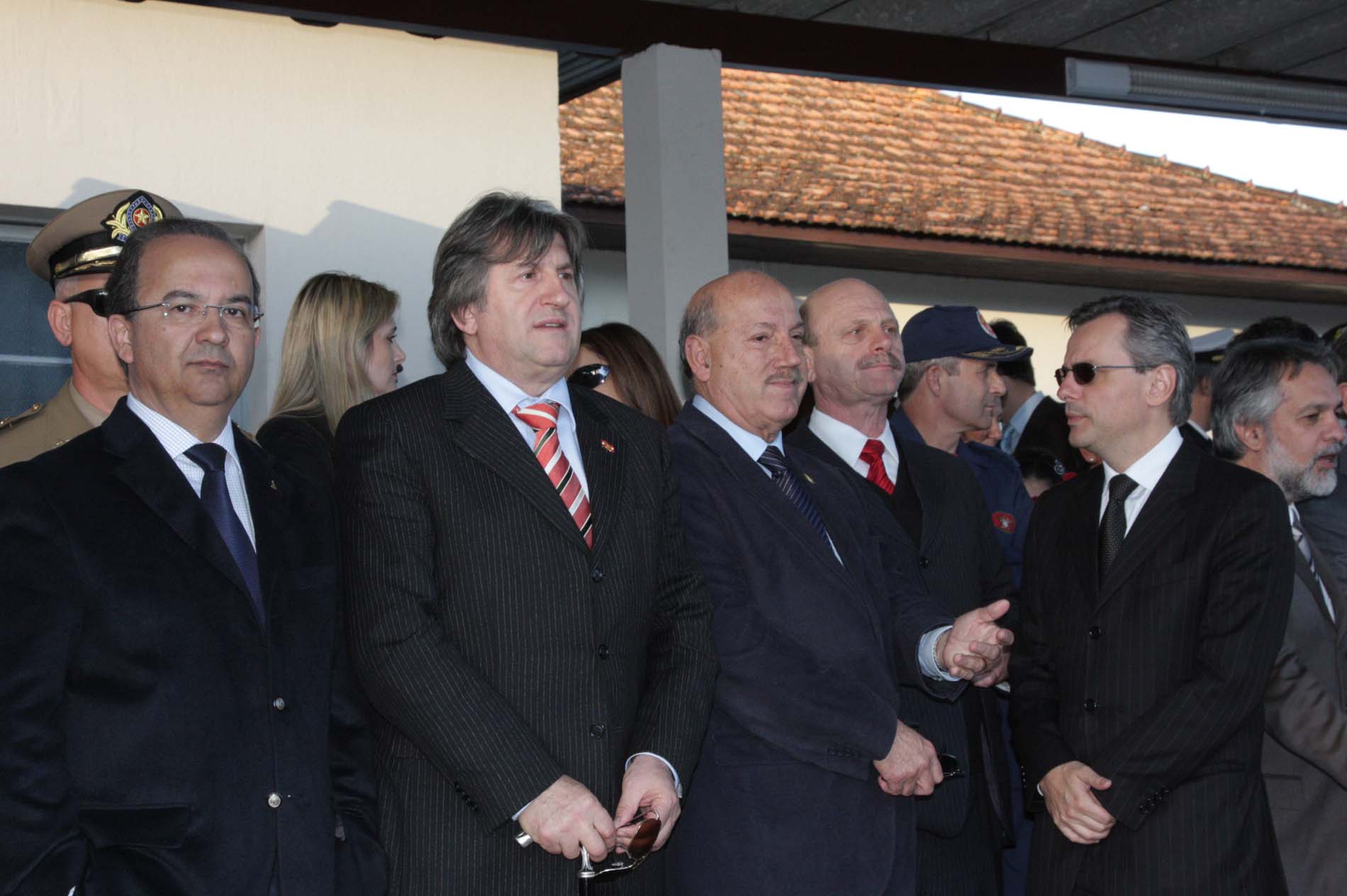 Presidente Jorginho Mello com policiais