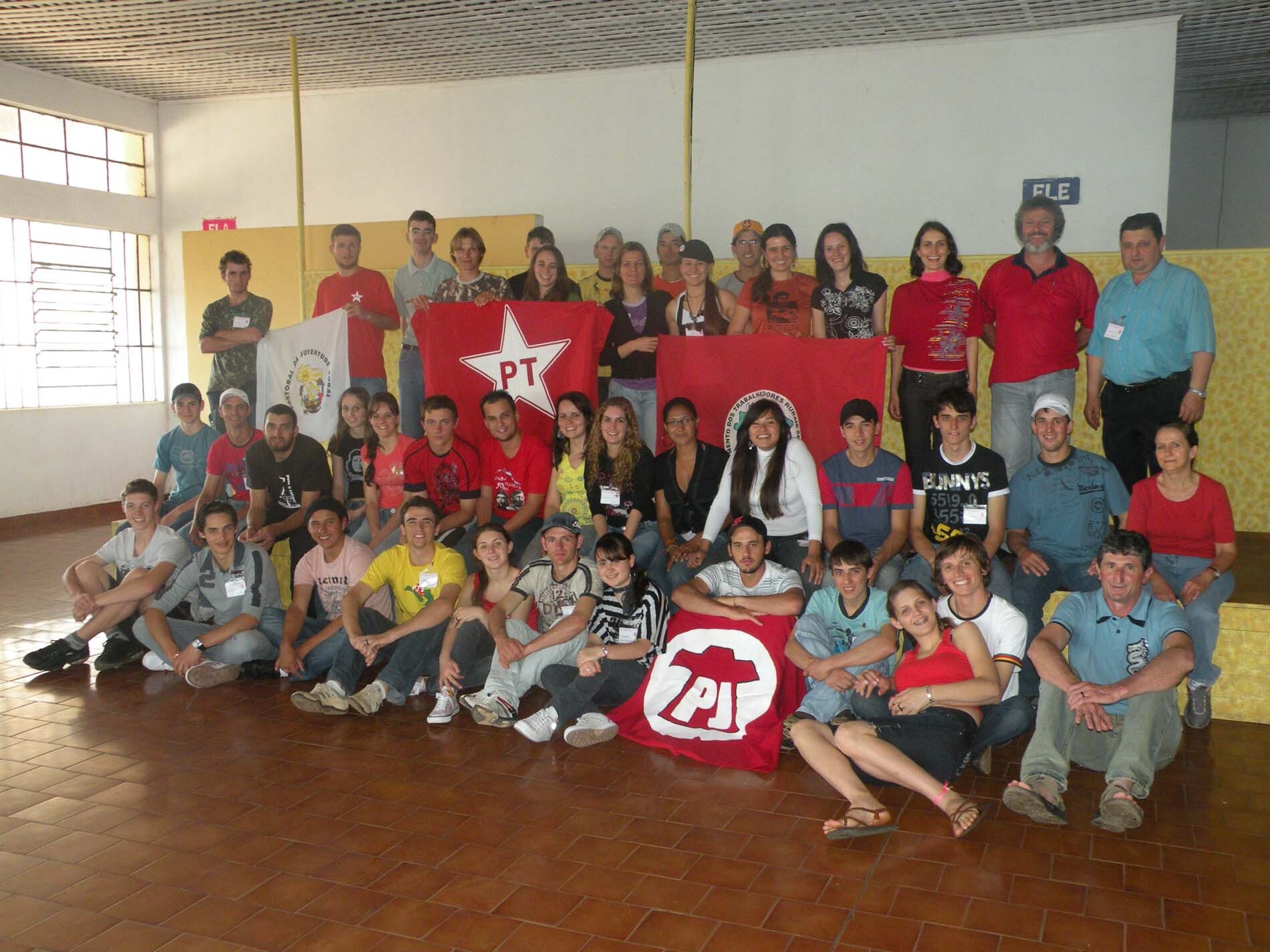 Dos Gabinetes – Escola de formação incentiva debate da juventude