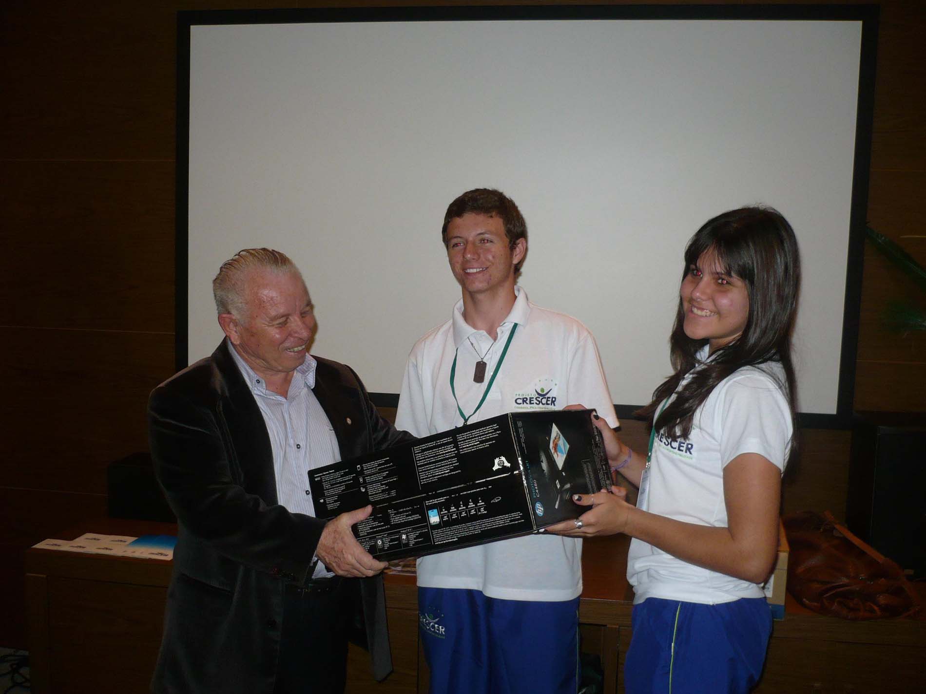Entrega dos recursos do Fundo Social no Instituto Crescer