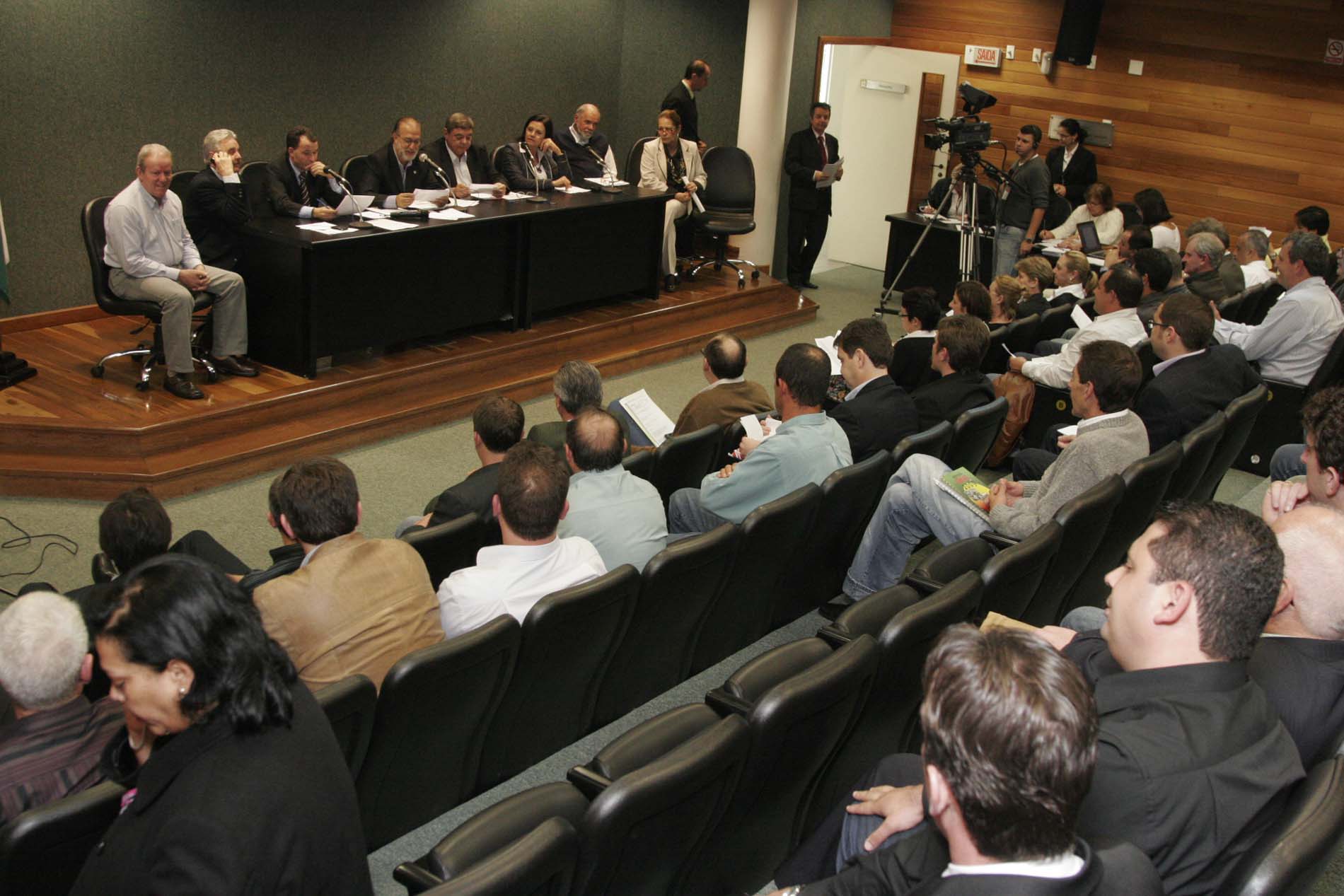 Reunião sobre a demarcação de terras indígenas