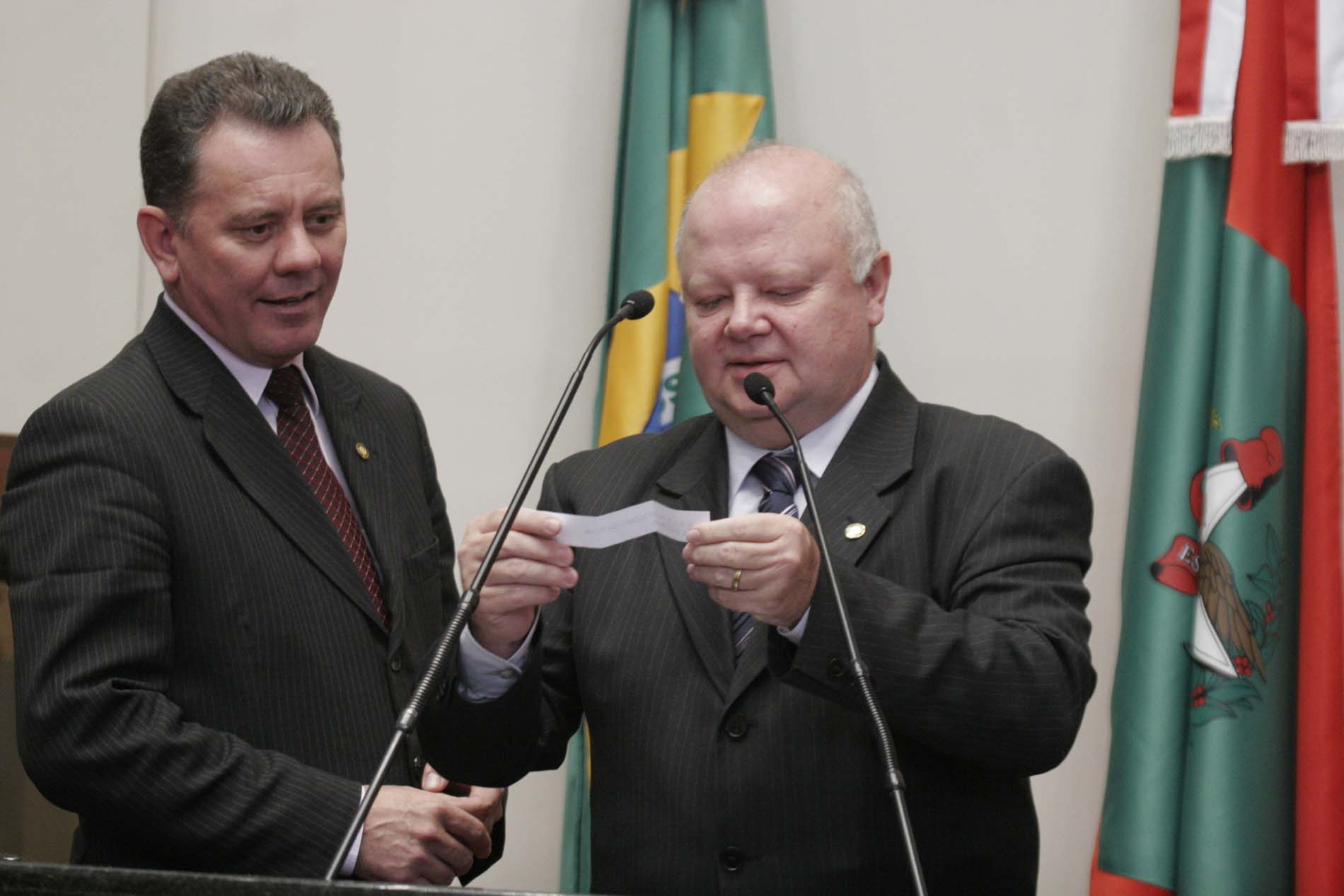 Deputados sorteiam escolas para o Parlamento Jovem