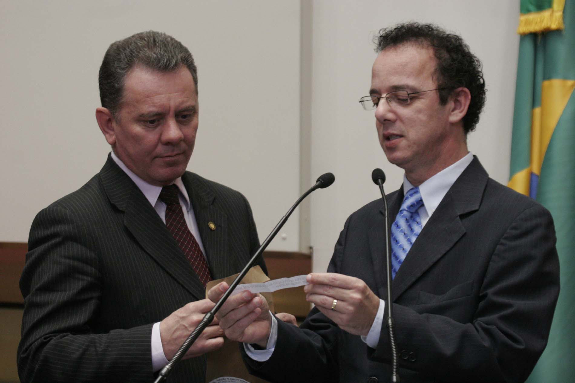 Deputados sorteiam escolas para o Parlamento Jovem