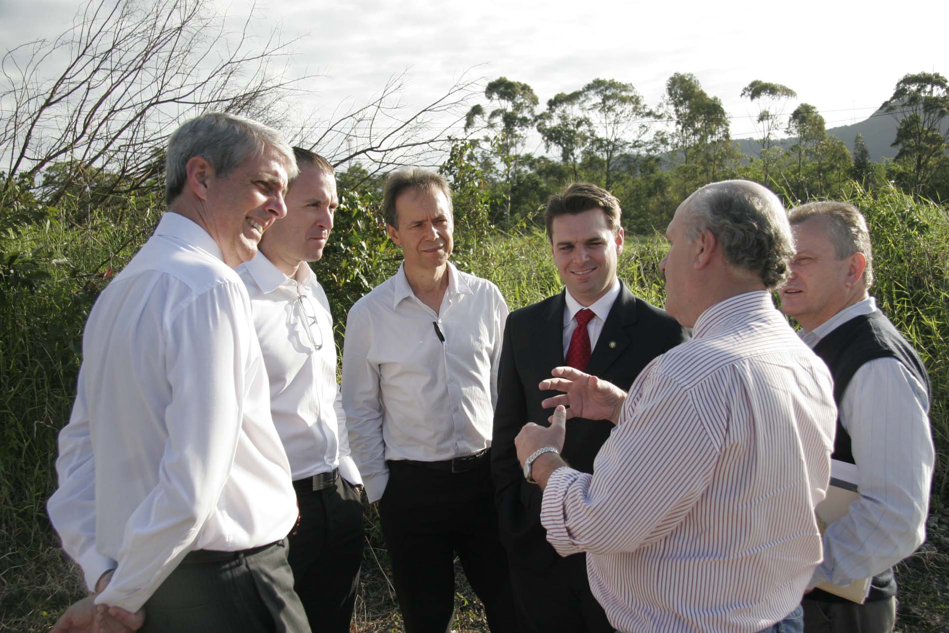 Deputado Cesar Souza Junior visita área de construção do Jadim Botânico.