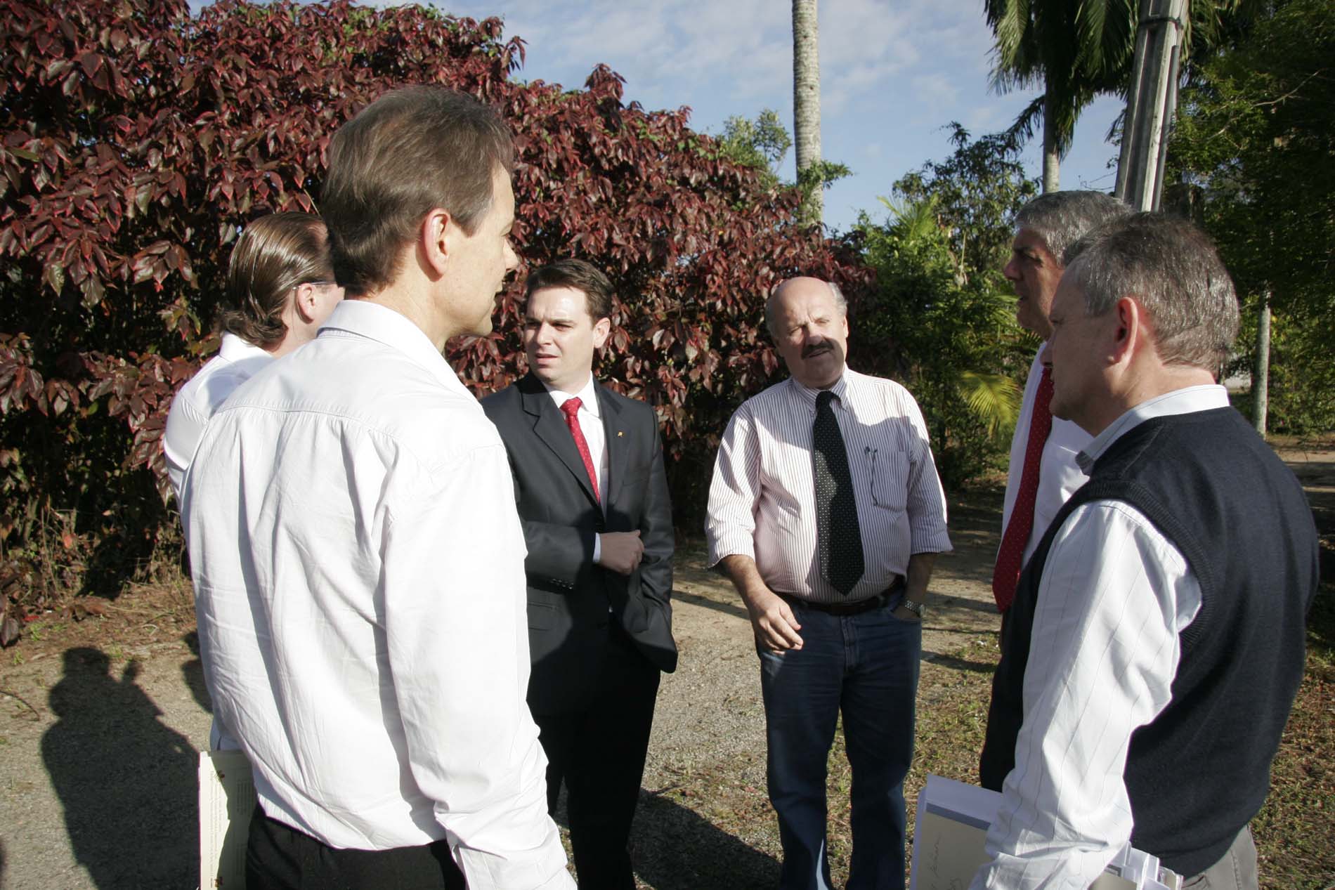 Deputado Cesar Souza Junior visita área de construção do Jadim Botânico.