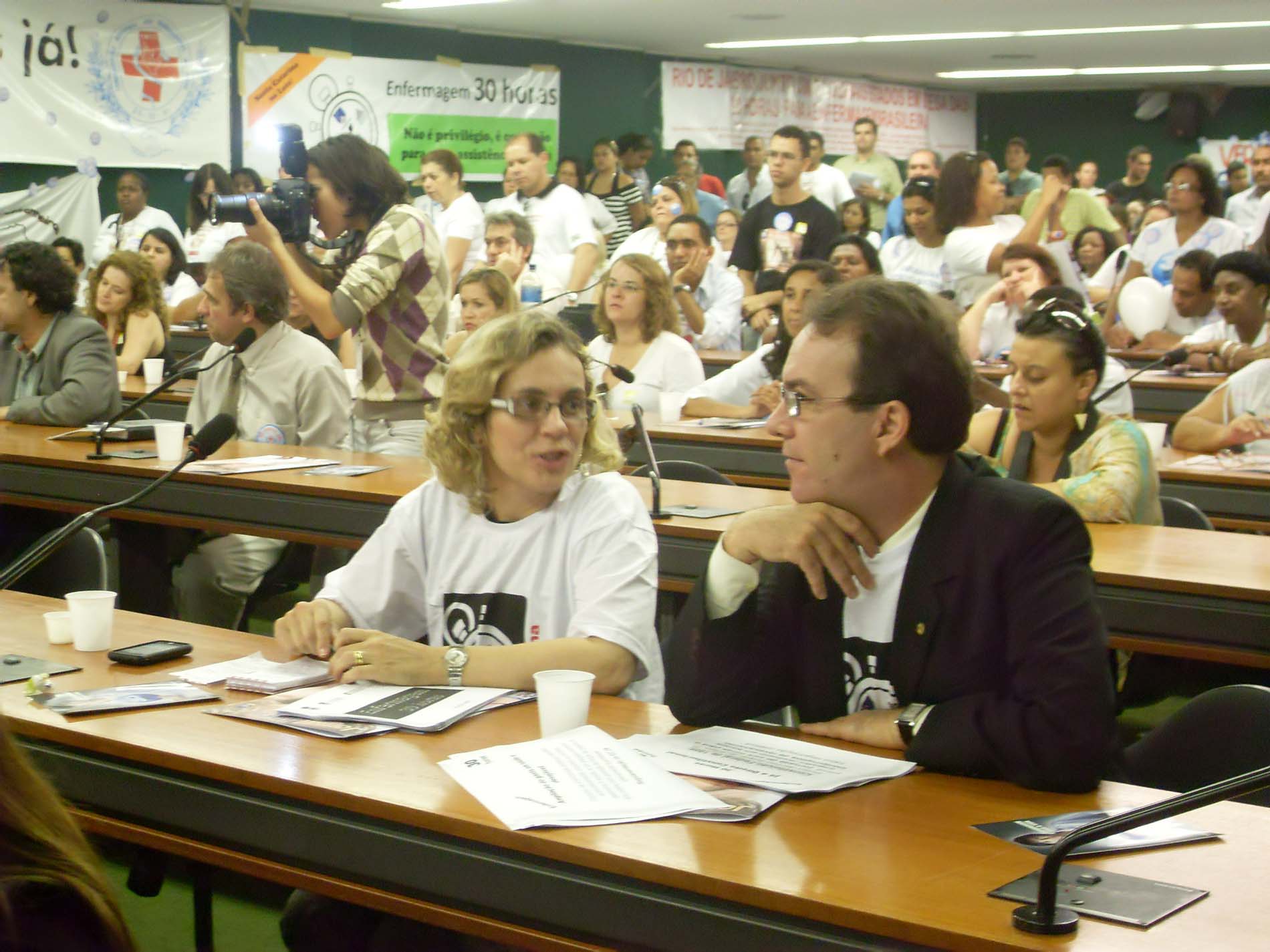 A atuação da deputada estadual Ana Paula Lima  e do deputado federal Décio Lima em defesa das 30 horas para a Enfermagem