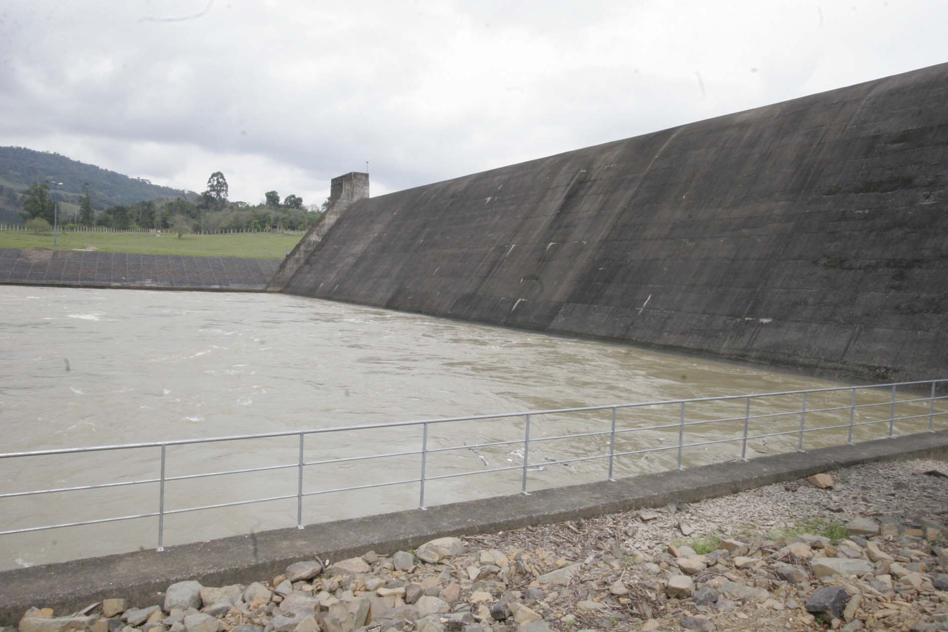 Deputado Jean Kuhlmann (DEM) e Deputado Adherbal Deba Cabral (PMDB) Visitam a barragem de Taió