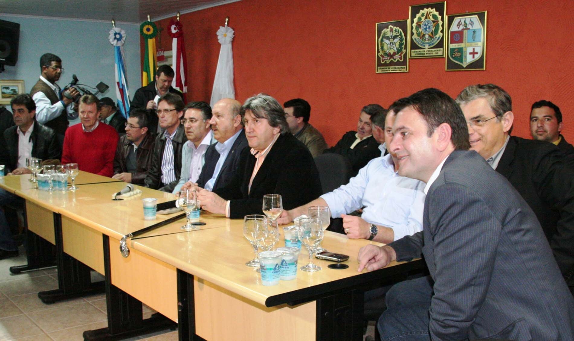 Governador assina ordem de serviço do Aeroporto Regional de Correia Pinto