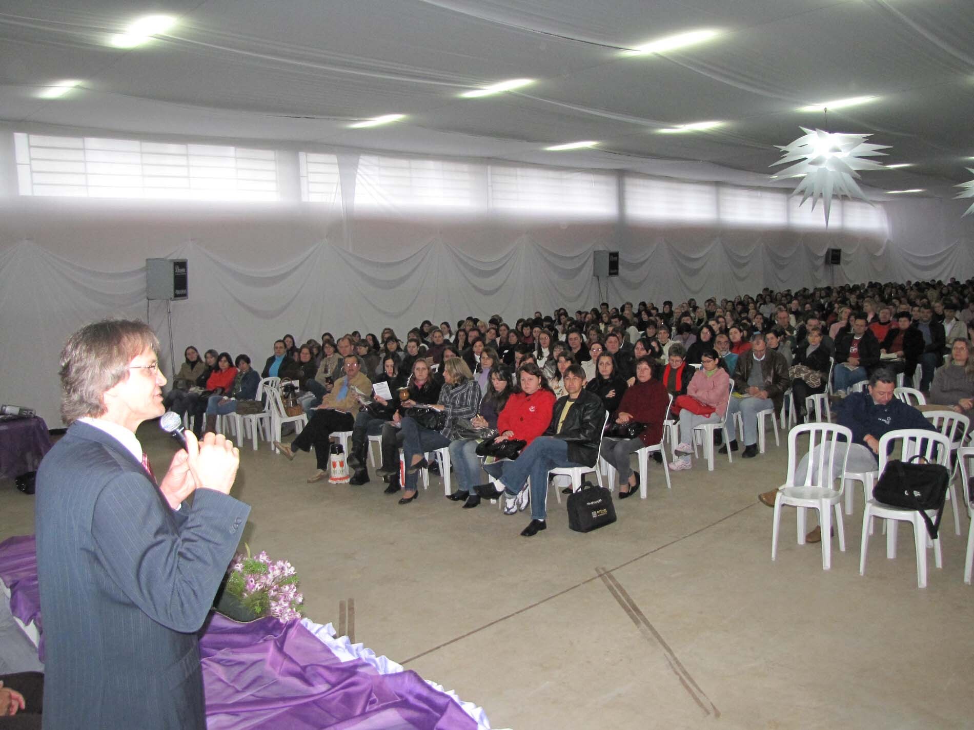 Dos Gabinetes – Desmotivação dos professores: Seminário reúne cerca de mil professores em São Miguel