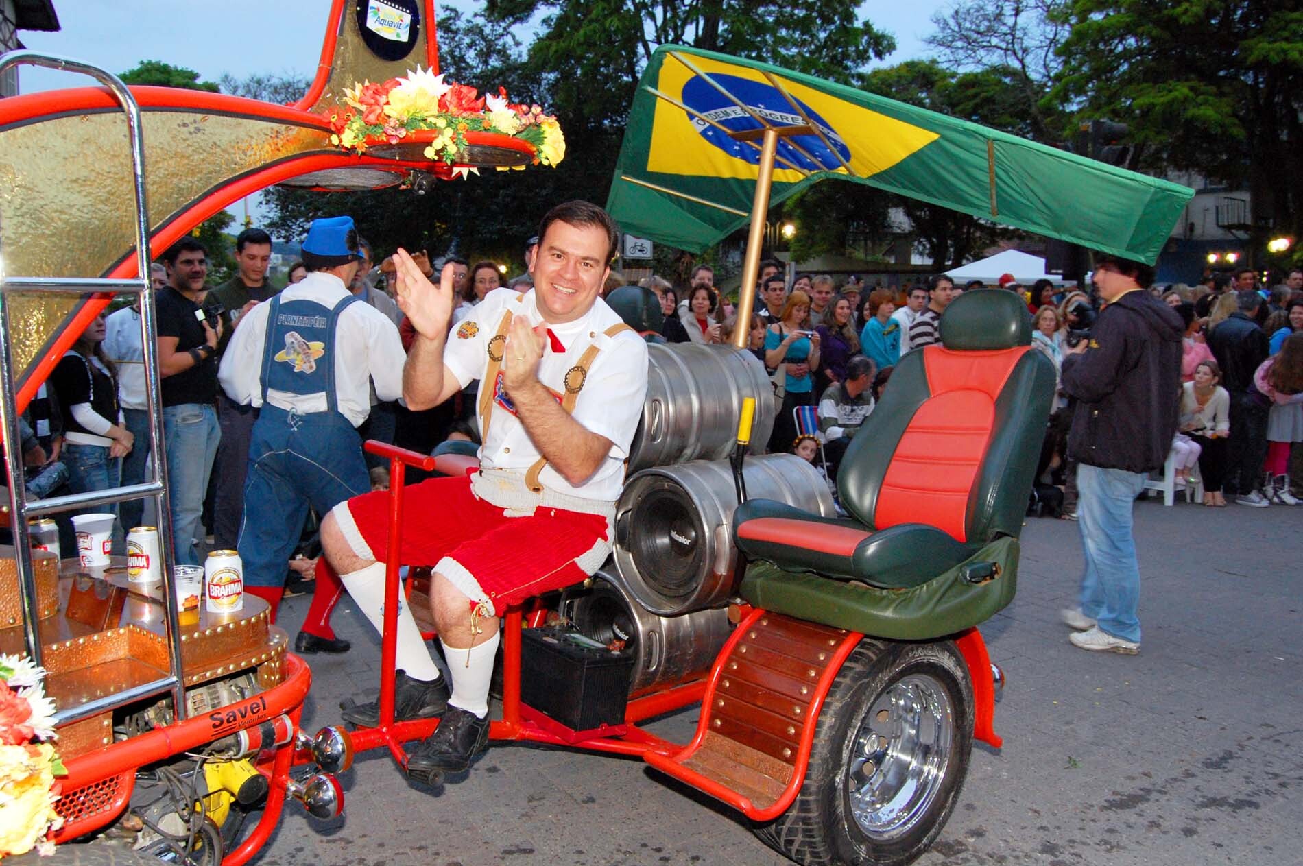 Dos Gabinetes – Tomelin foi o único deputado a prestigiar o 1º desfile da Oktoberfest