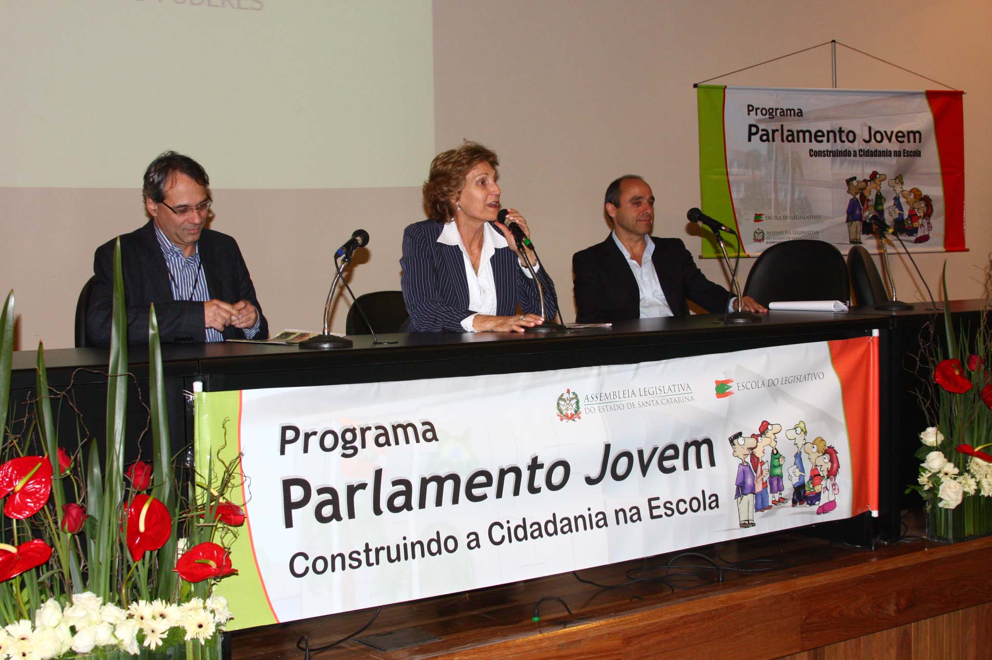 Processo legislativo e competências dos três poderes entram em pauta no Parlamento Jovem