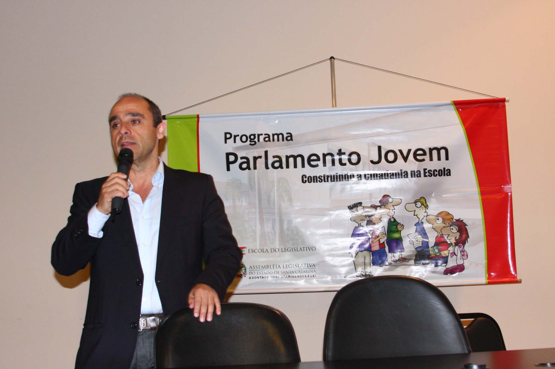 Voto e cidadania encerram as palestras de hoje do Parlamento Jovem