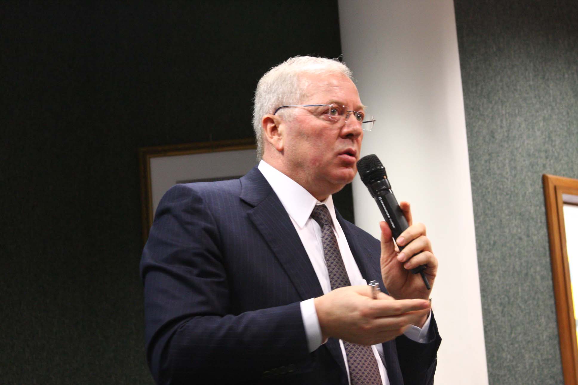 Ex-conselheiro e principal acionista da Celesc responde questões relacionadas à empresa