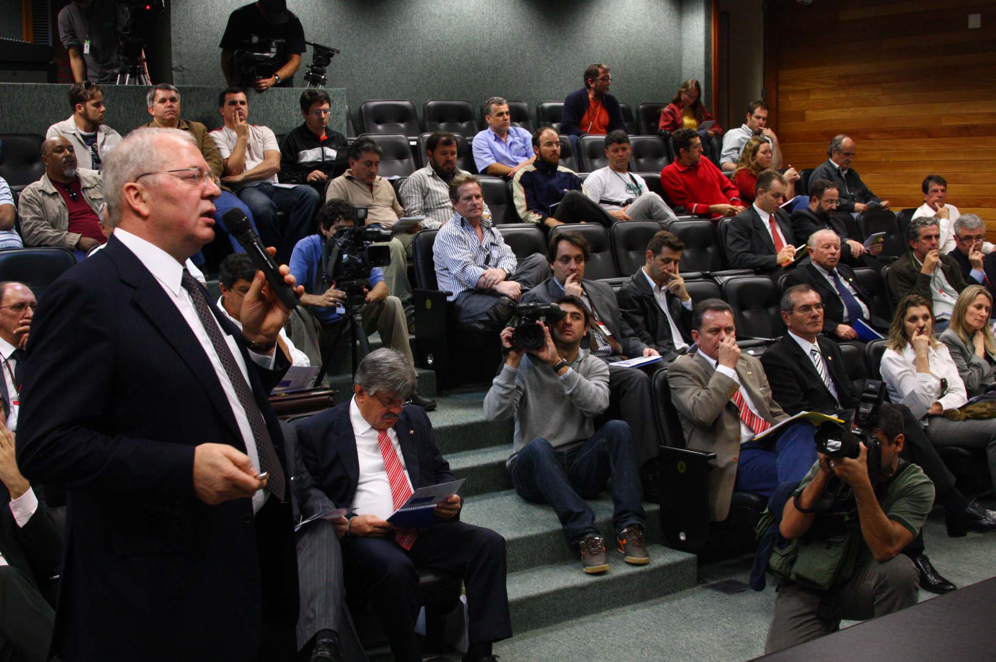 Lírio Parizotto presta esclarecimento sobre Celesc