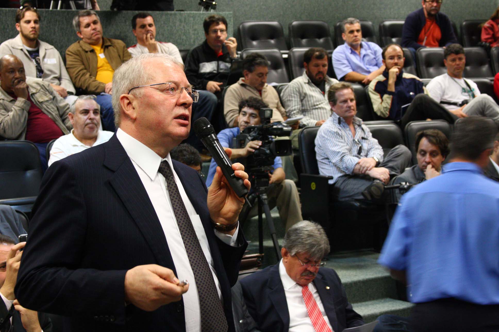Lírio Parizotto presta esclarecimento sobre Celesc