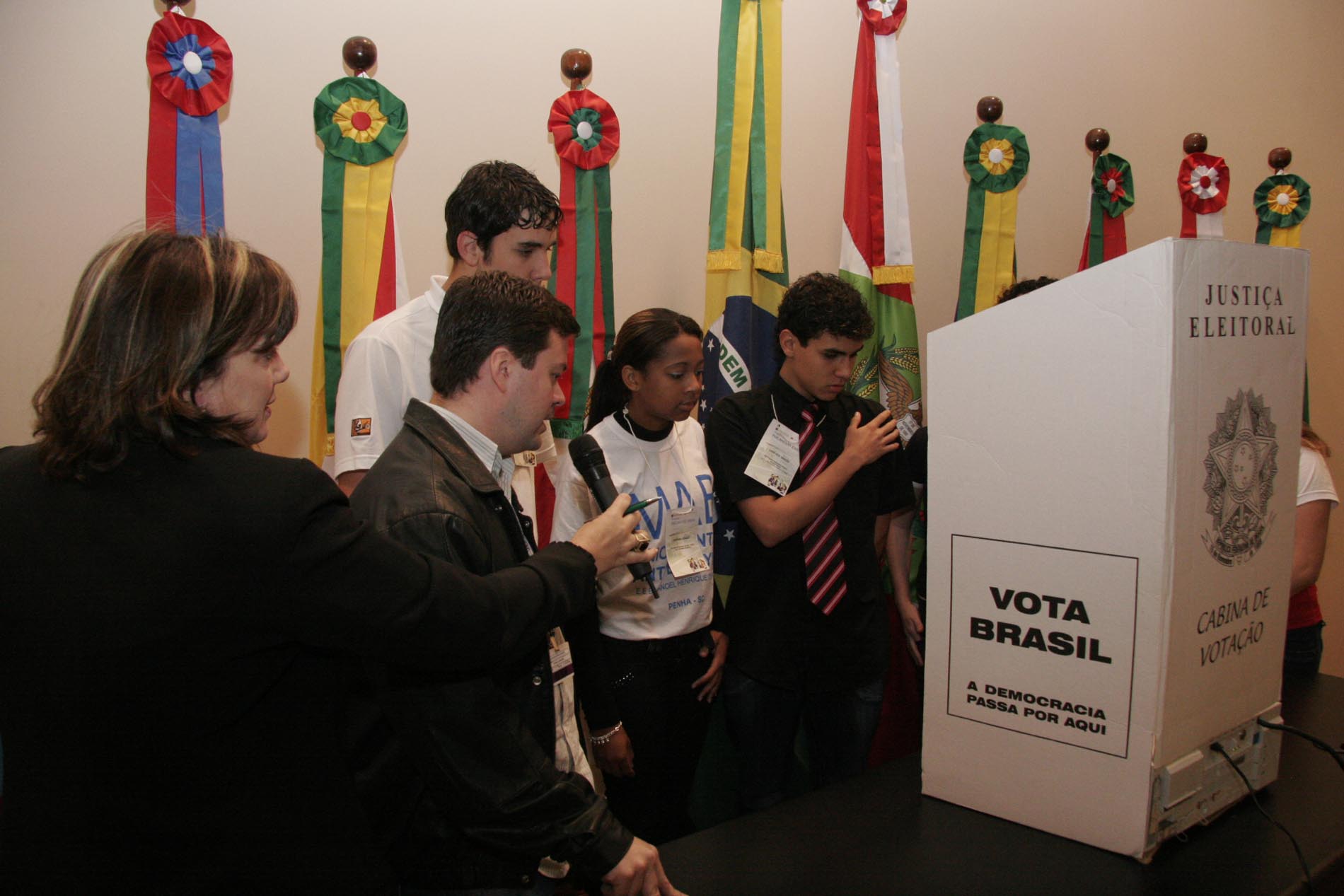 Eleitos os 40 “deputados estudantes” do Parlamento Jovem