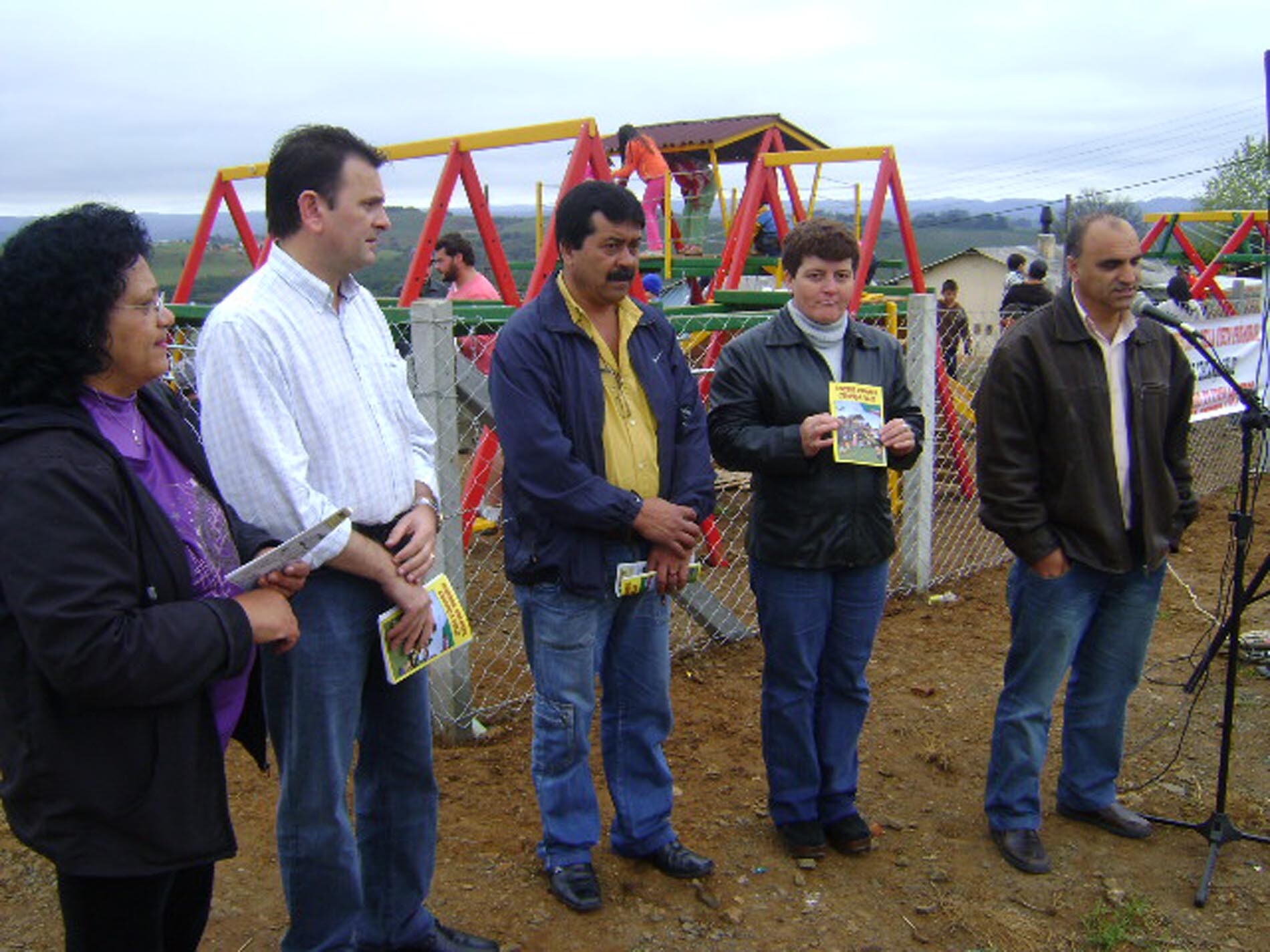 Deputado Elizeu Mattos (PMDB) inaugura mais três parques infantis em Lages.
