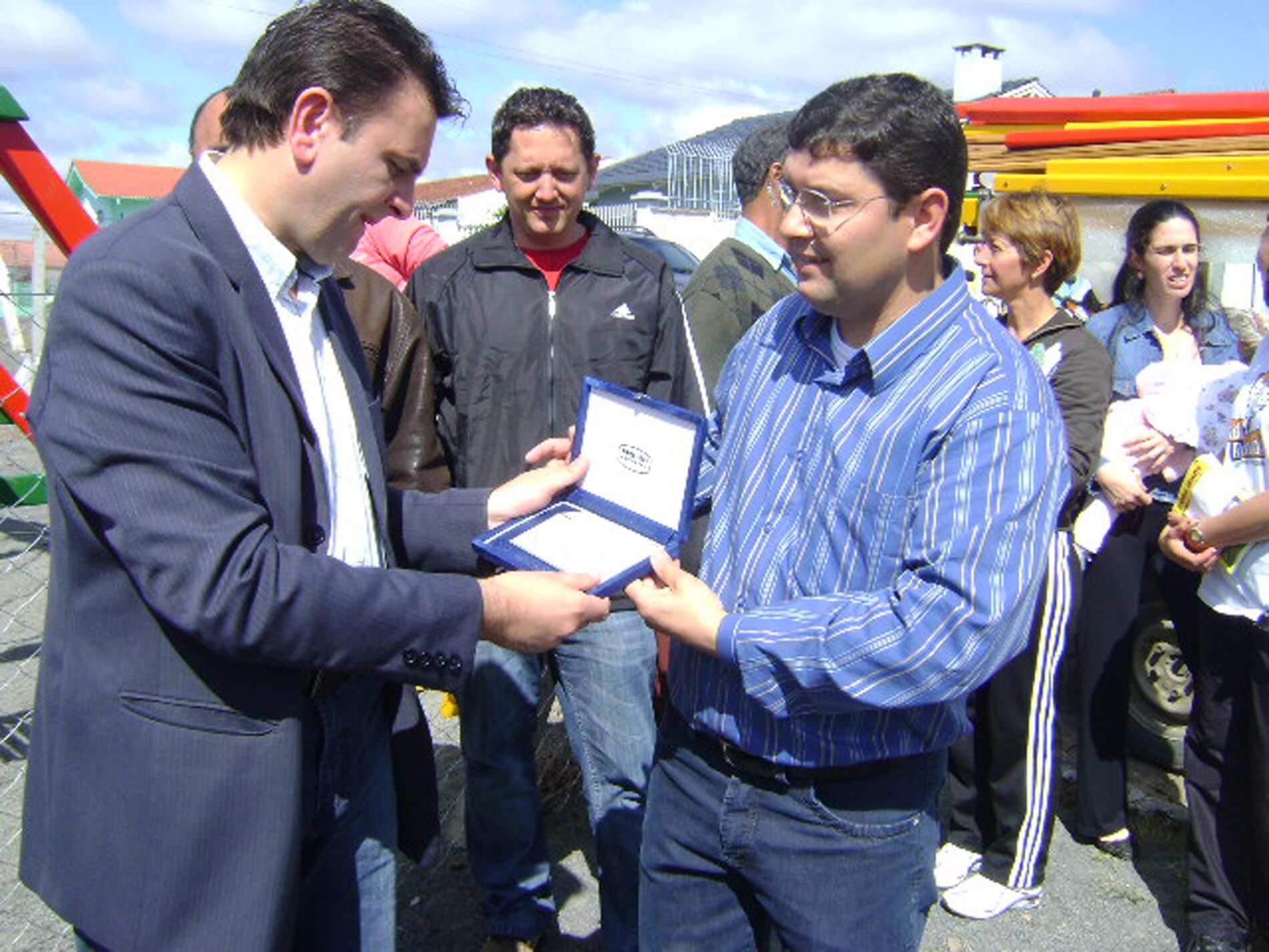 Comunidade do bairro Vila Nova homenageia parlamentar com placa de agradecimento