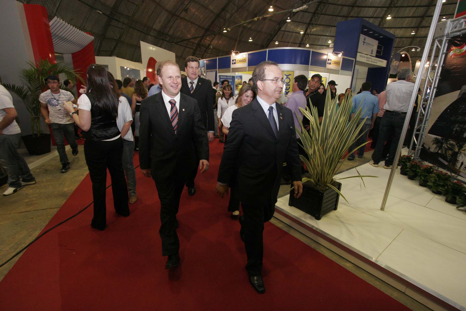 Pres.ALESC e Gov. em exercicio visitam Pavilhão EF