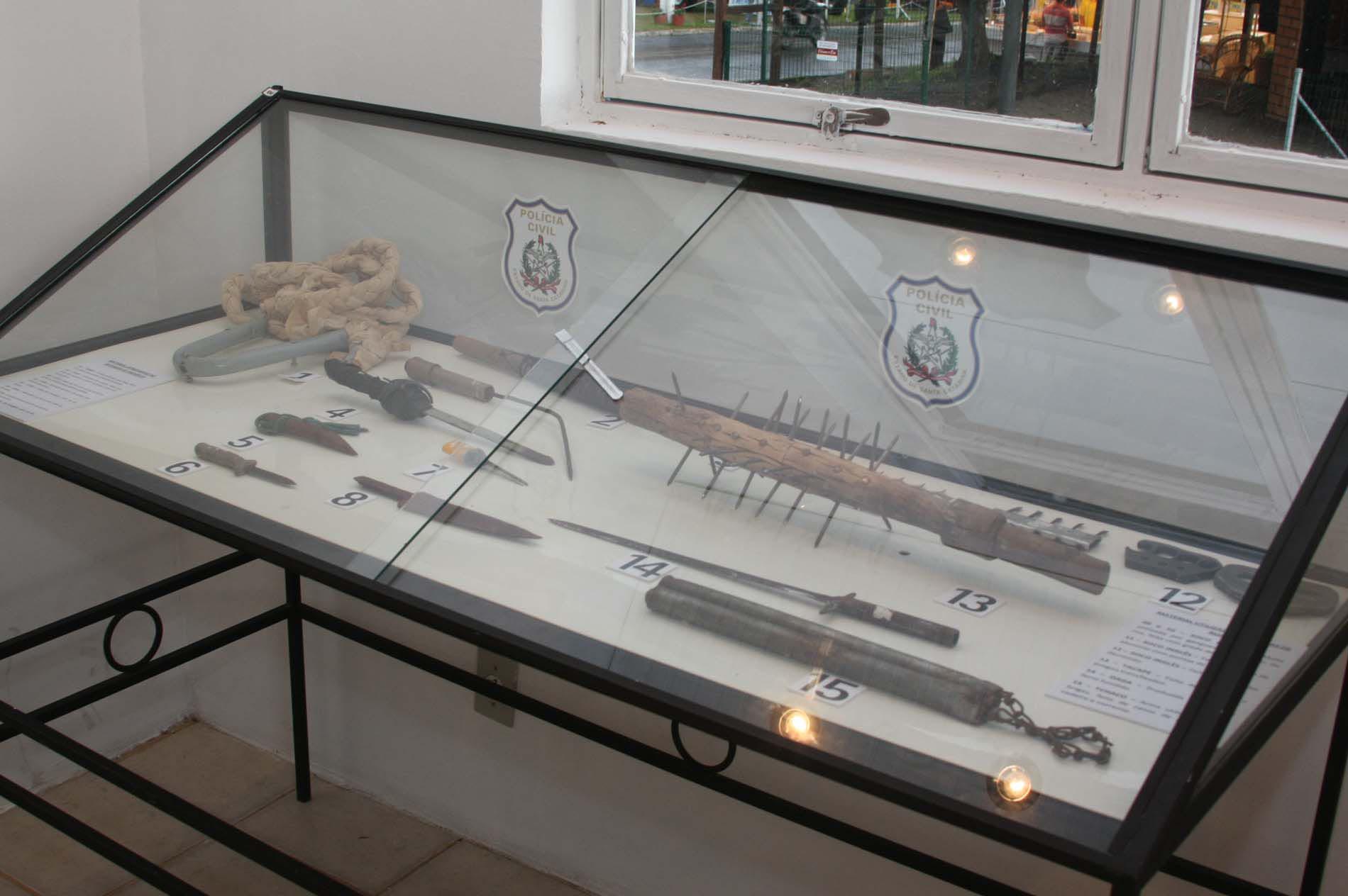 Delegacia Regional da Polícia Civil expõe acervo de armas, munições e documentos na Efapi