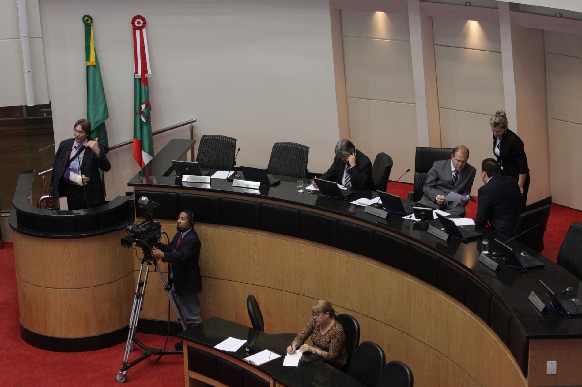 Parlamentares rendem homenagens aos professores